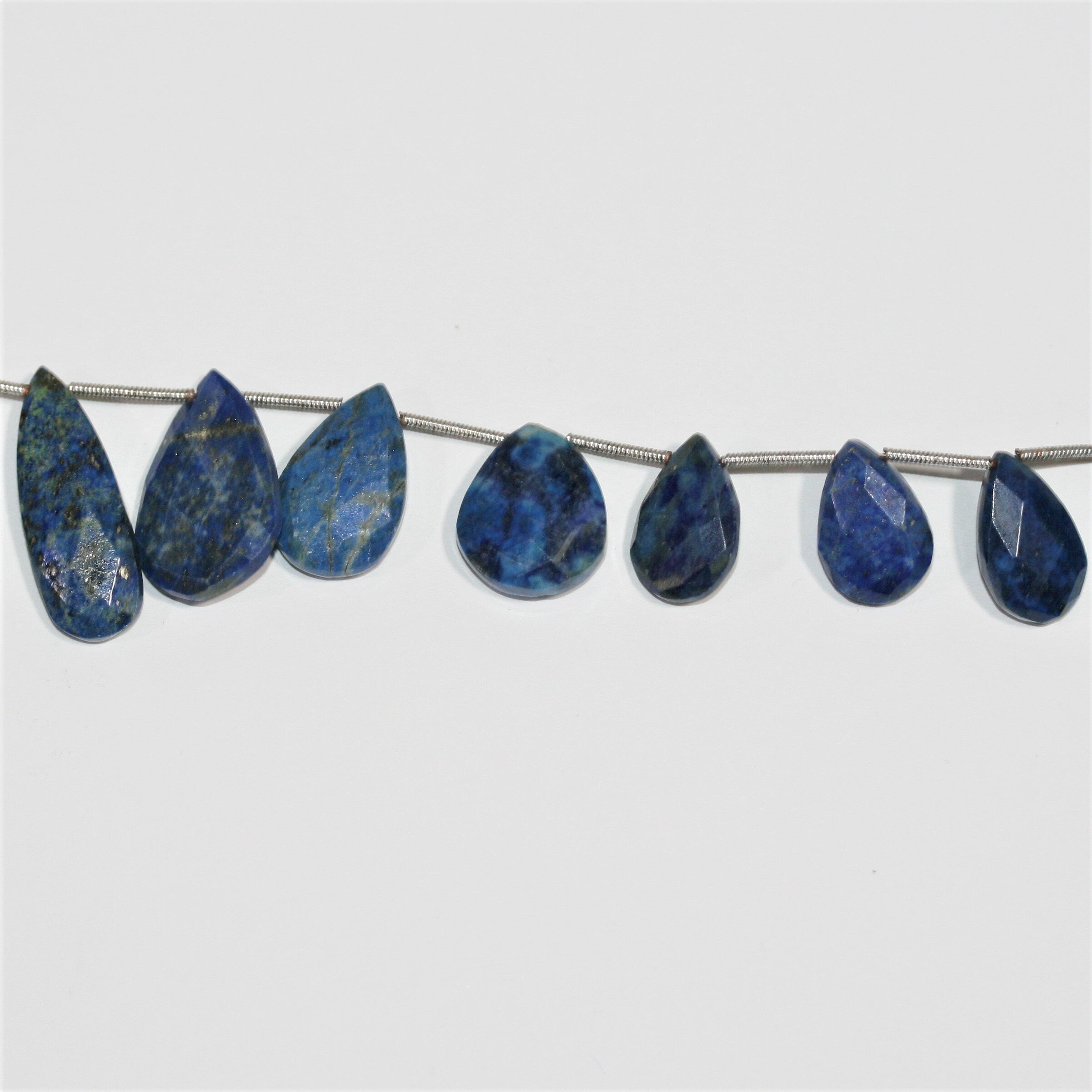 Cuentas de lapislázuli de San Valentín, facetadas y graduadas, de 18 x 12-21 x 16 mm. Longitud aproximada: 17 cm.