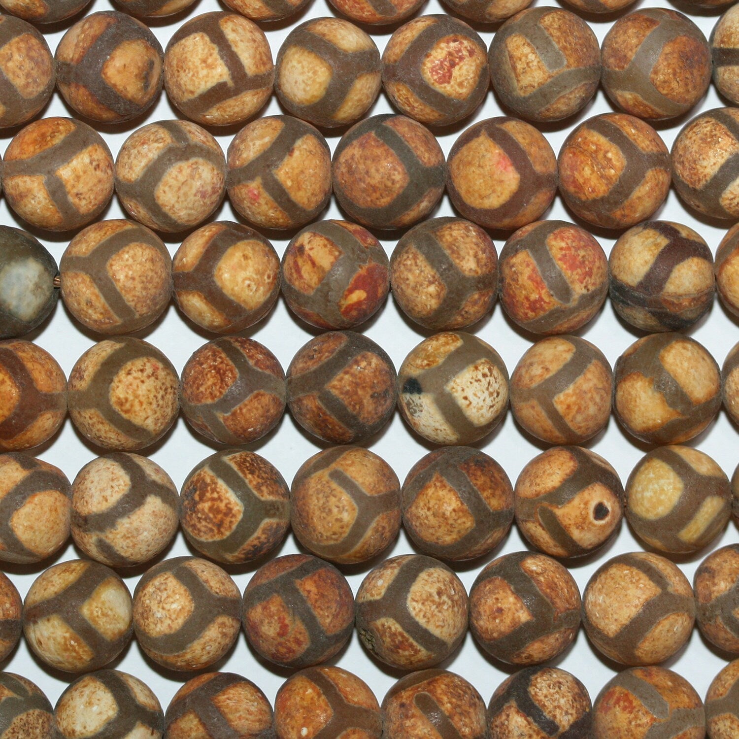 Perles rondes en agate brune St, finition mate, 10 mm, brin de 38 cm.