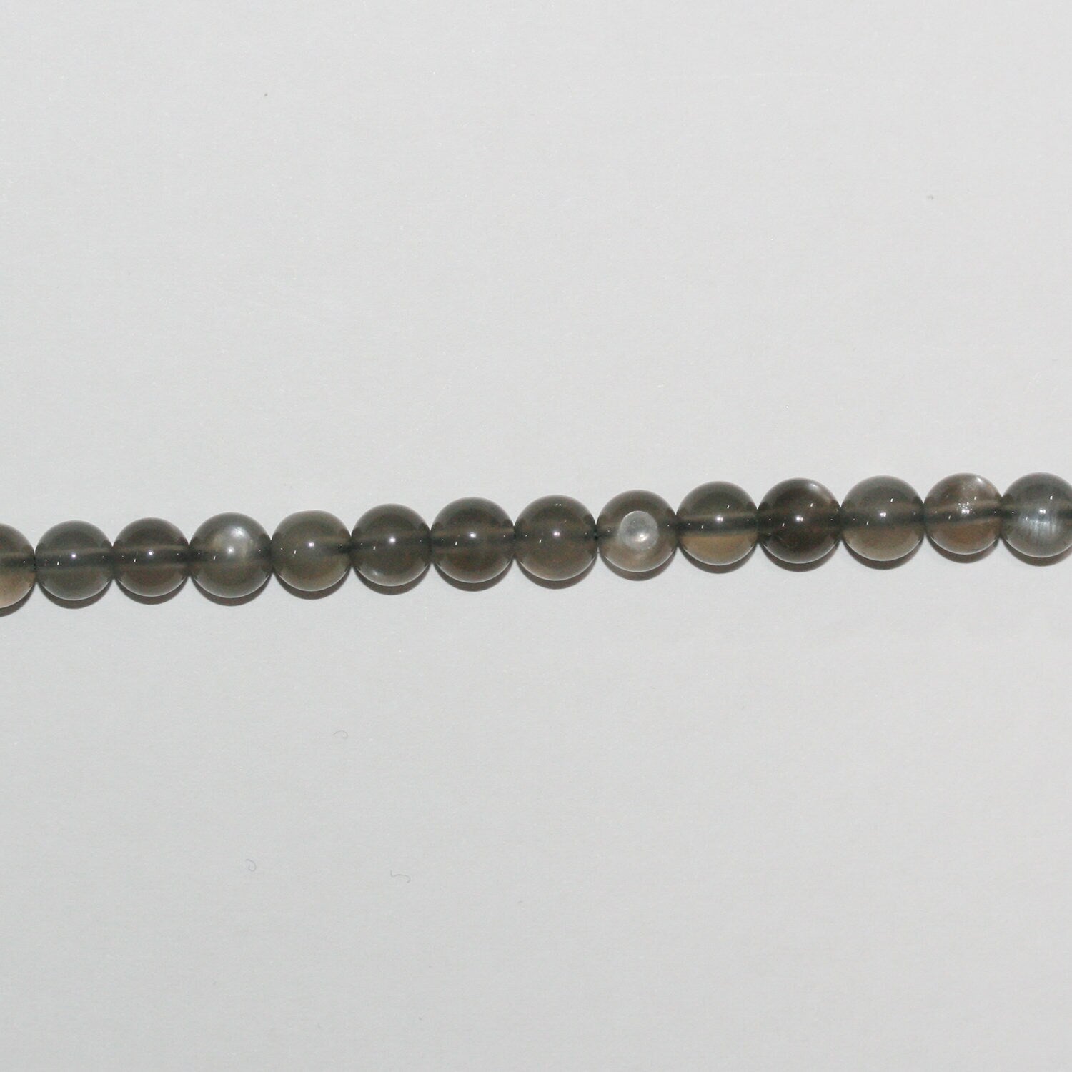 Cuentas redondas lisas de piedra lunar gris St. de 16", 5-5,5 mm, hilo de 40 cm.