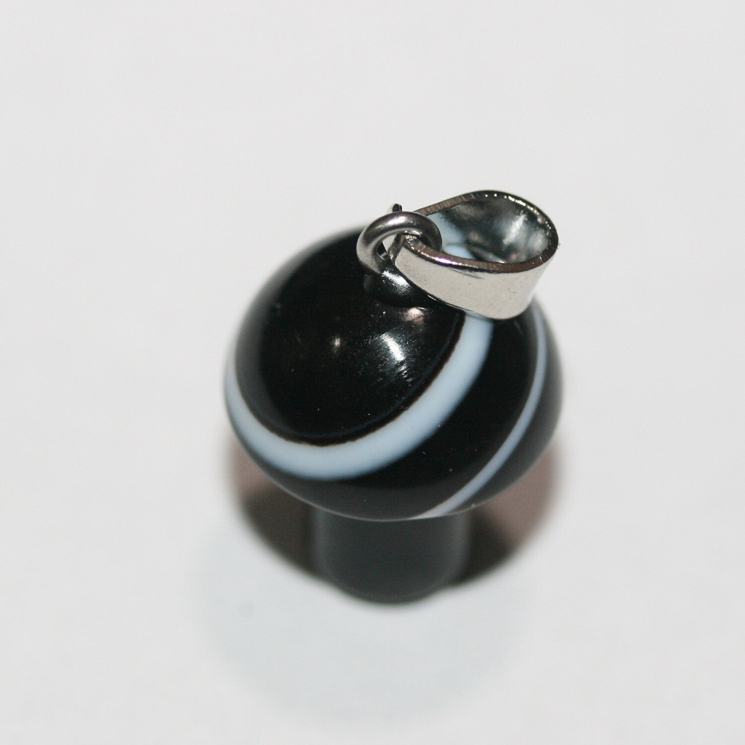 Pendentif champignon lisse en onyx rayé 20x16mm.