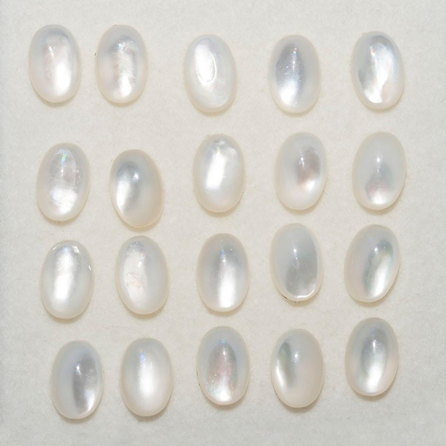 Lote de 20 cabujones ovalados de nácar MOP de 6 x 4 mm. (20 piezas)