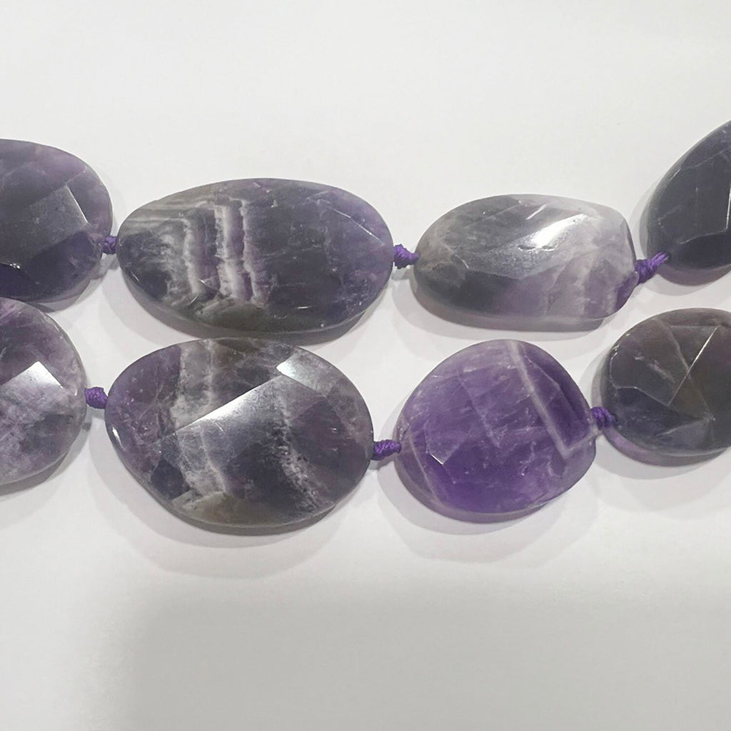 Cuentas graduadas facetadas ovaladas de amatista Santa de 16", 30 x 22-44 x 31 mm, aprox. Tira de 40 cm.