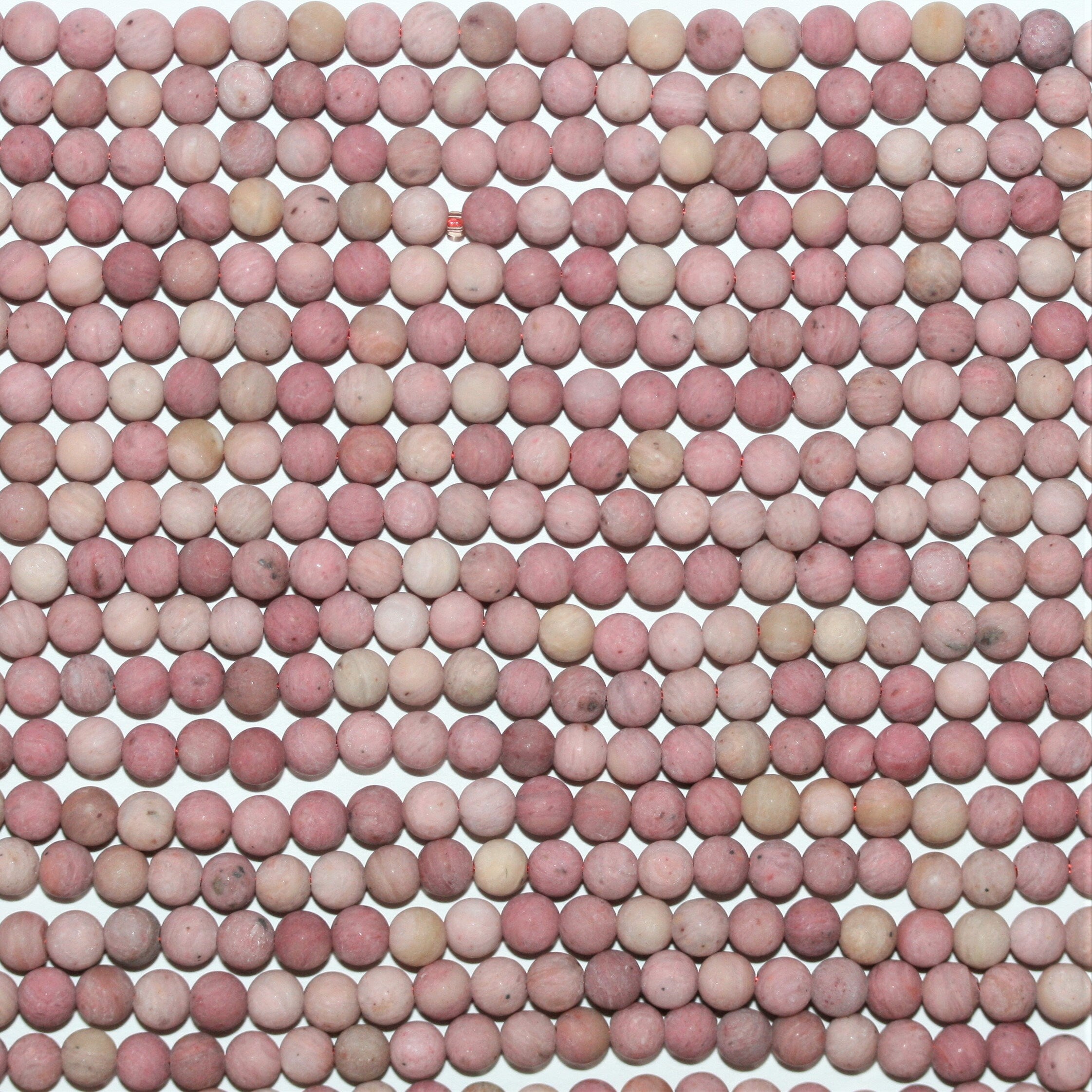 Perles rondes lisses en rhodonite, finition mate, 4 mm - Fil de 40 cm.
