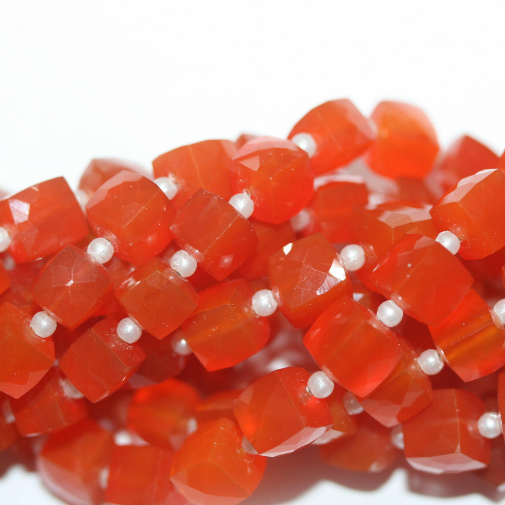 Cuentas cúbicas facetadas de cornalina de 8" (6-7 mm). Aprox. - Hilo de 20 cm. - Artículo 8526