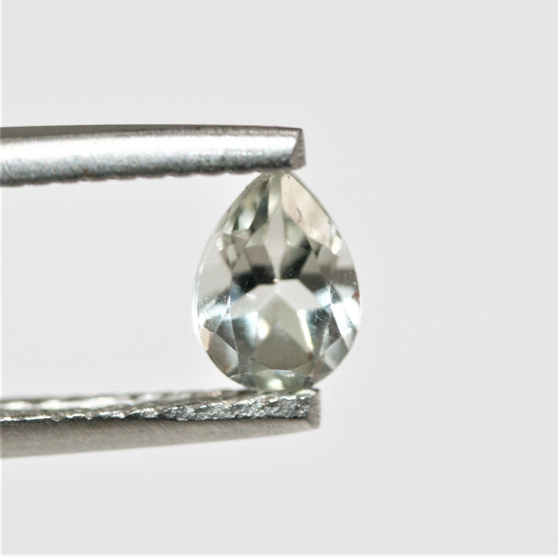 Lot de 14 gouttes de prasiolite à facettes de 7 x 5 mm.