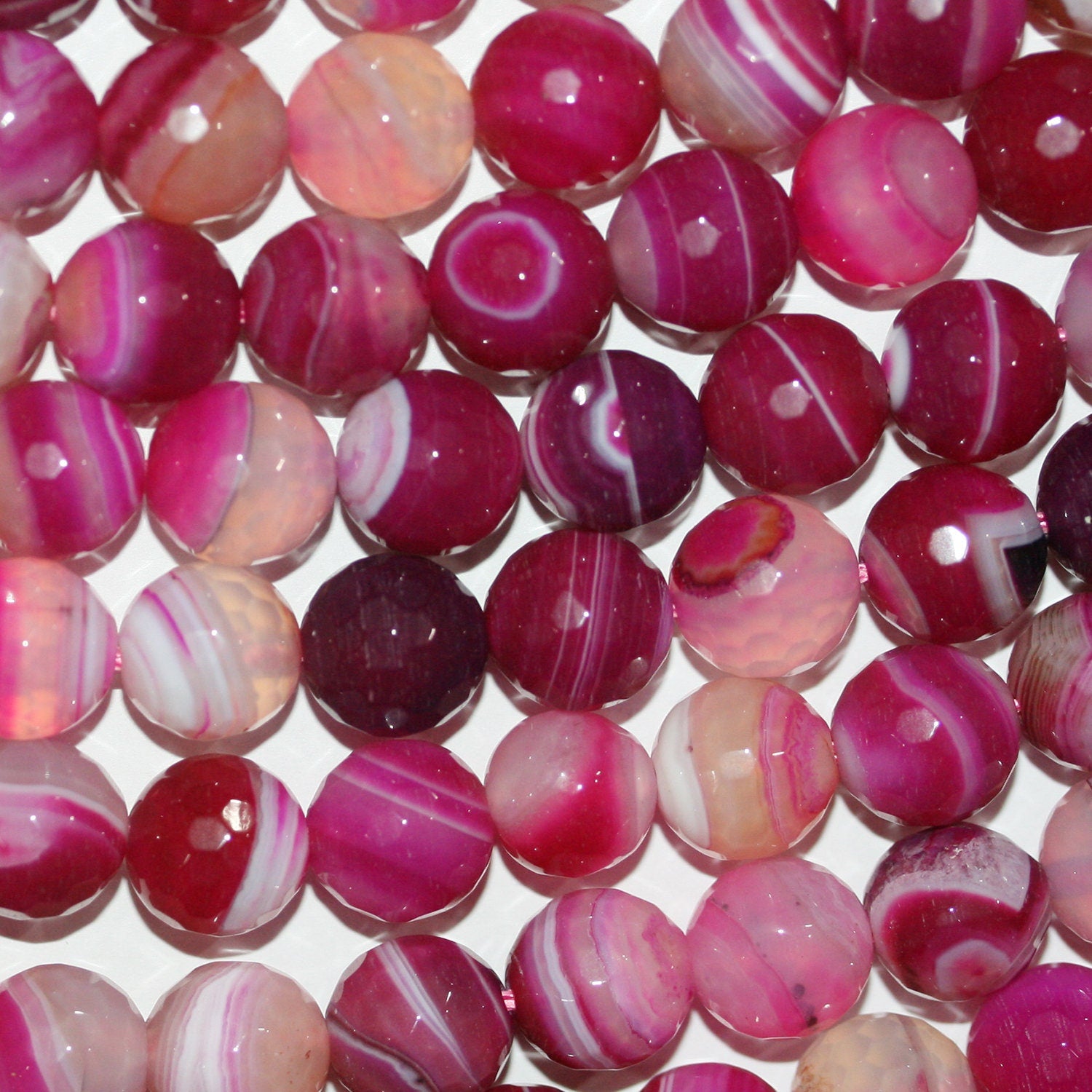 Cuentas redondas facetadas de ágata fucsia rayada de 40 cm (16"), 10 mm (tira).