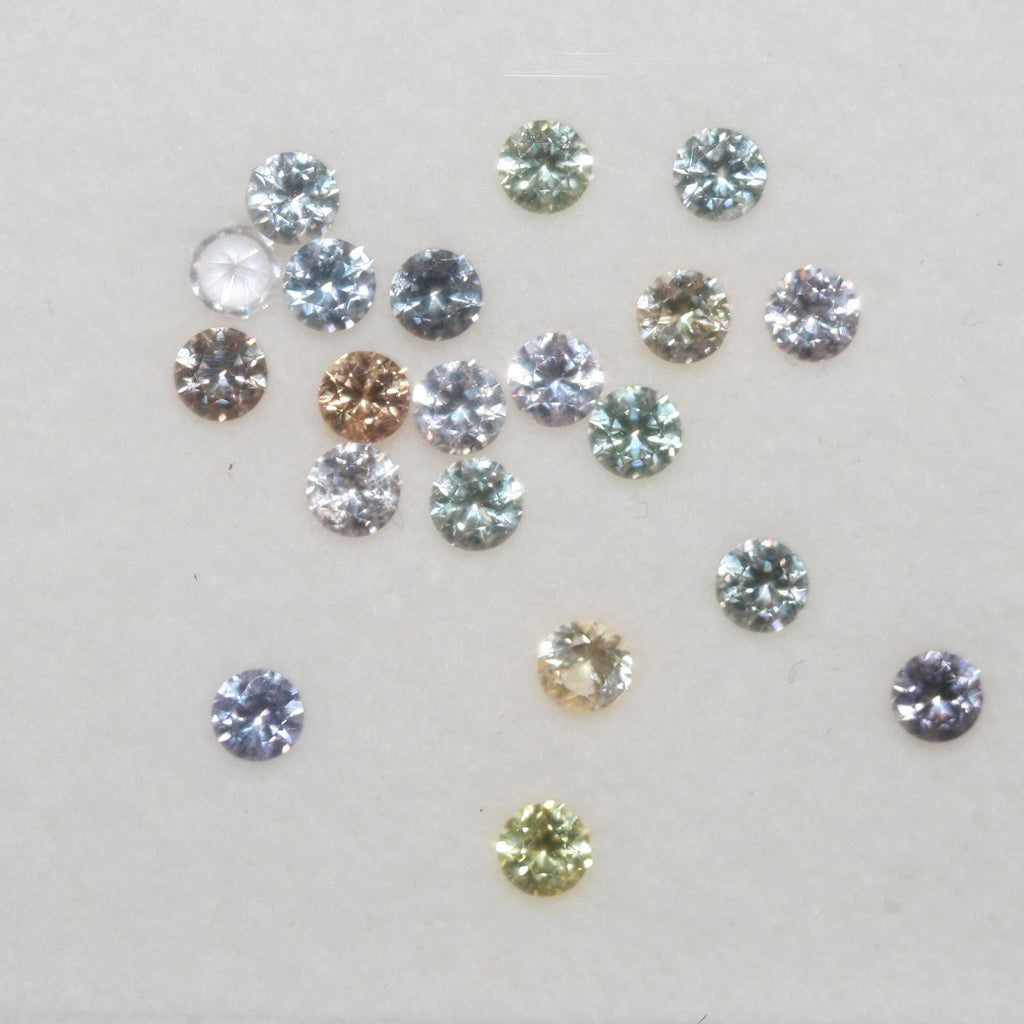 Lot de saphirs multicolores facettés ronds de 2,7 mm. Poids approximatif : 2 carats.