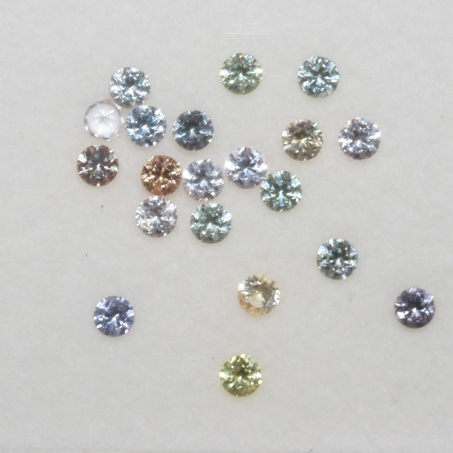 Lot de saphirs multicolores facettés ronds de 2,7 mm. Poids approximatif : 2 carats.