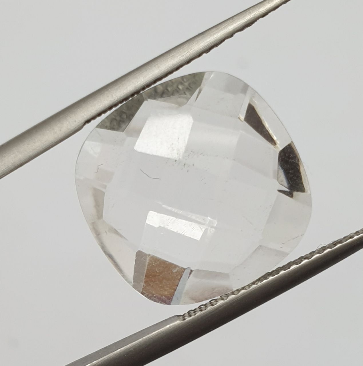 Quartz cristal de roche, taille coussin briolette à facettes carrées, 15 mm.