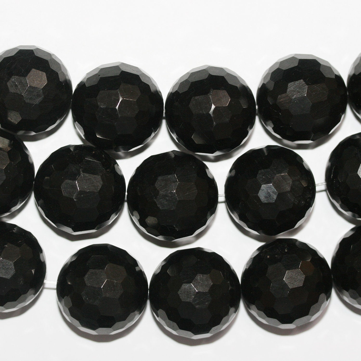 Brin de perles rondes à facettes en lignite naturelle de 18 mm - Longueur : 40 cm