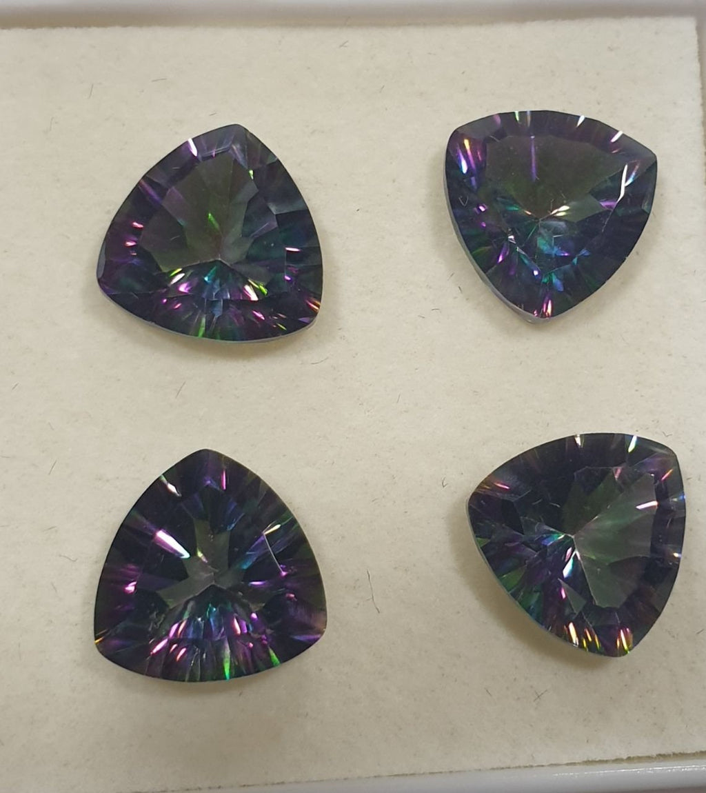 Lote de 4 cuarzos místicos facetados de 10 mm. Corte láser. Talla milenaria. Precio al por mayor. Color único.