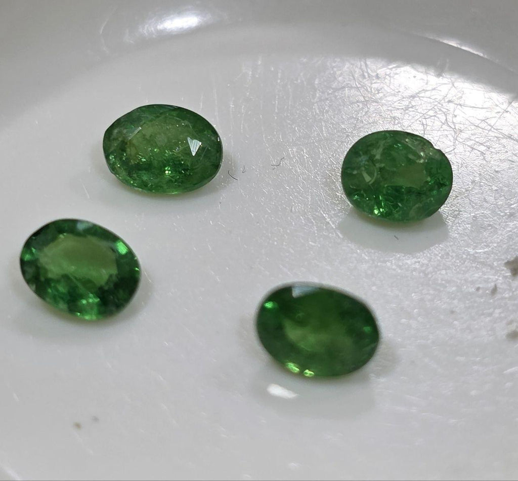 Lote de 4 granates tsavorita facetados ovalados de 4,5 x 3,5 mm. - Paquetes de piedras preciosas - Piedras sueltas al por mayor