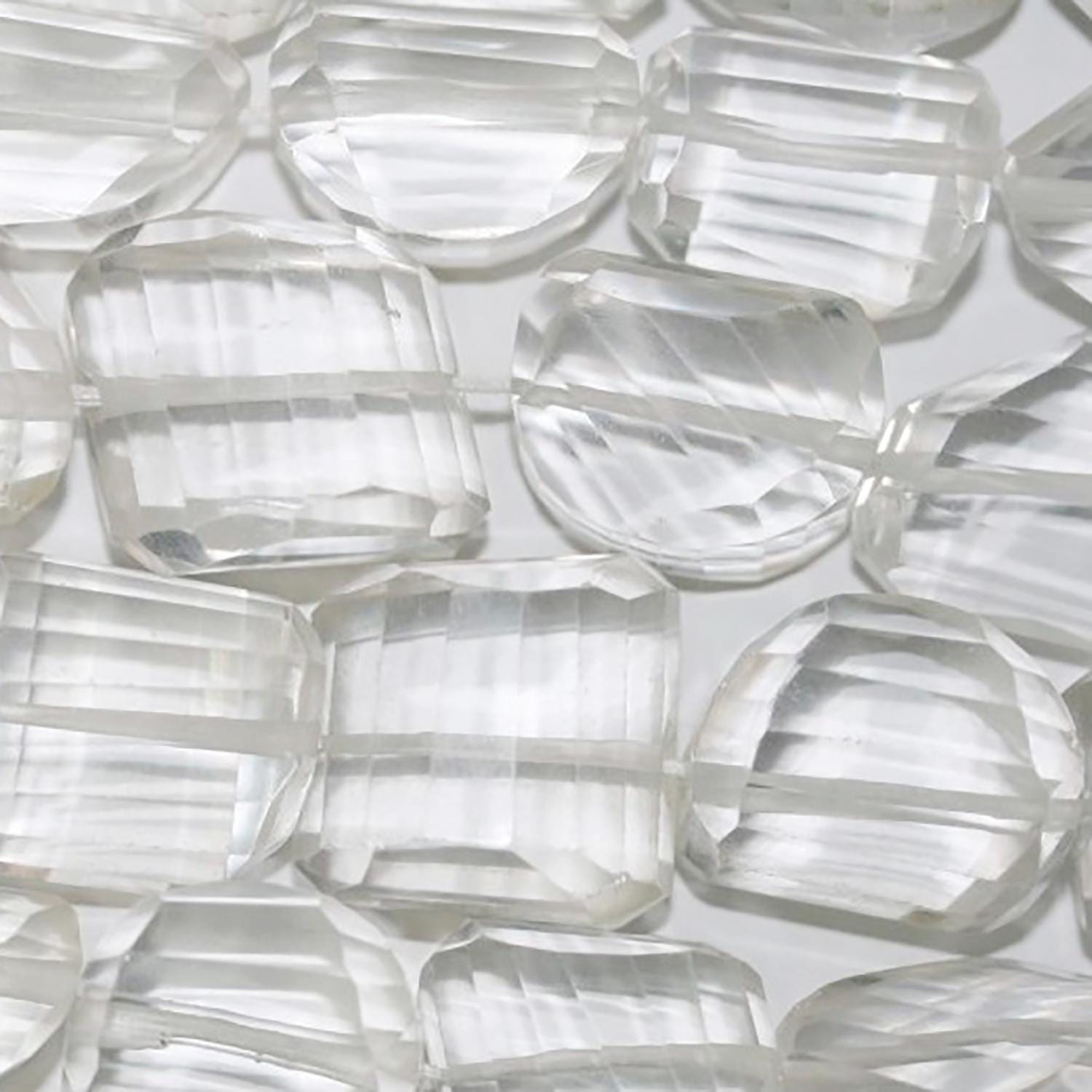 Perles de cristal de roche facettées en forme de pépites, 18 x 13 mm environ, longueur du fil : 37 cm.