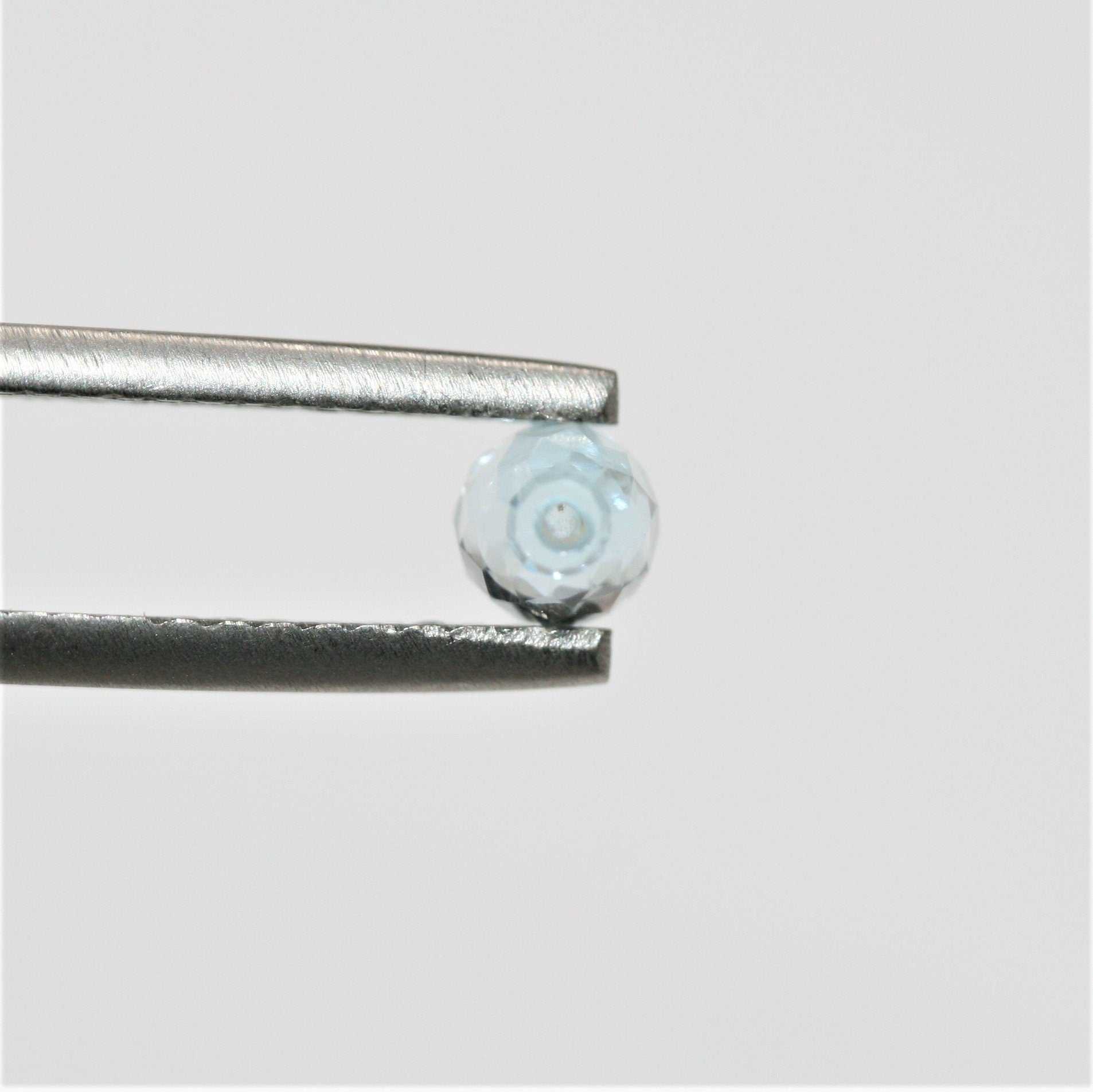 Lot de 8 topazes Sky demi-percées à facettes en forme de goutte, 6 x 4 mm.