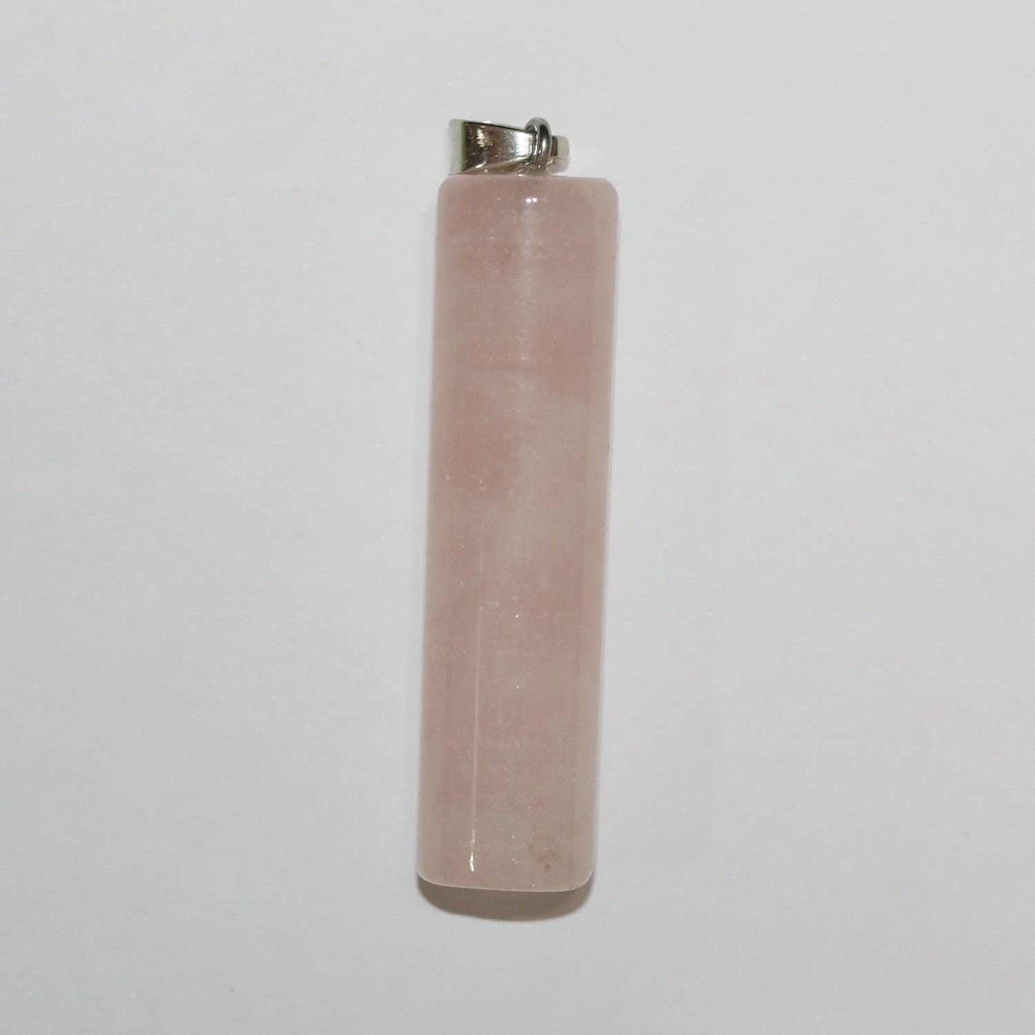 Pendentif cylindrique lisse en quartz rose 50x13mm.