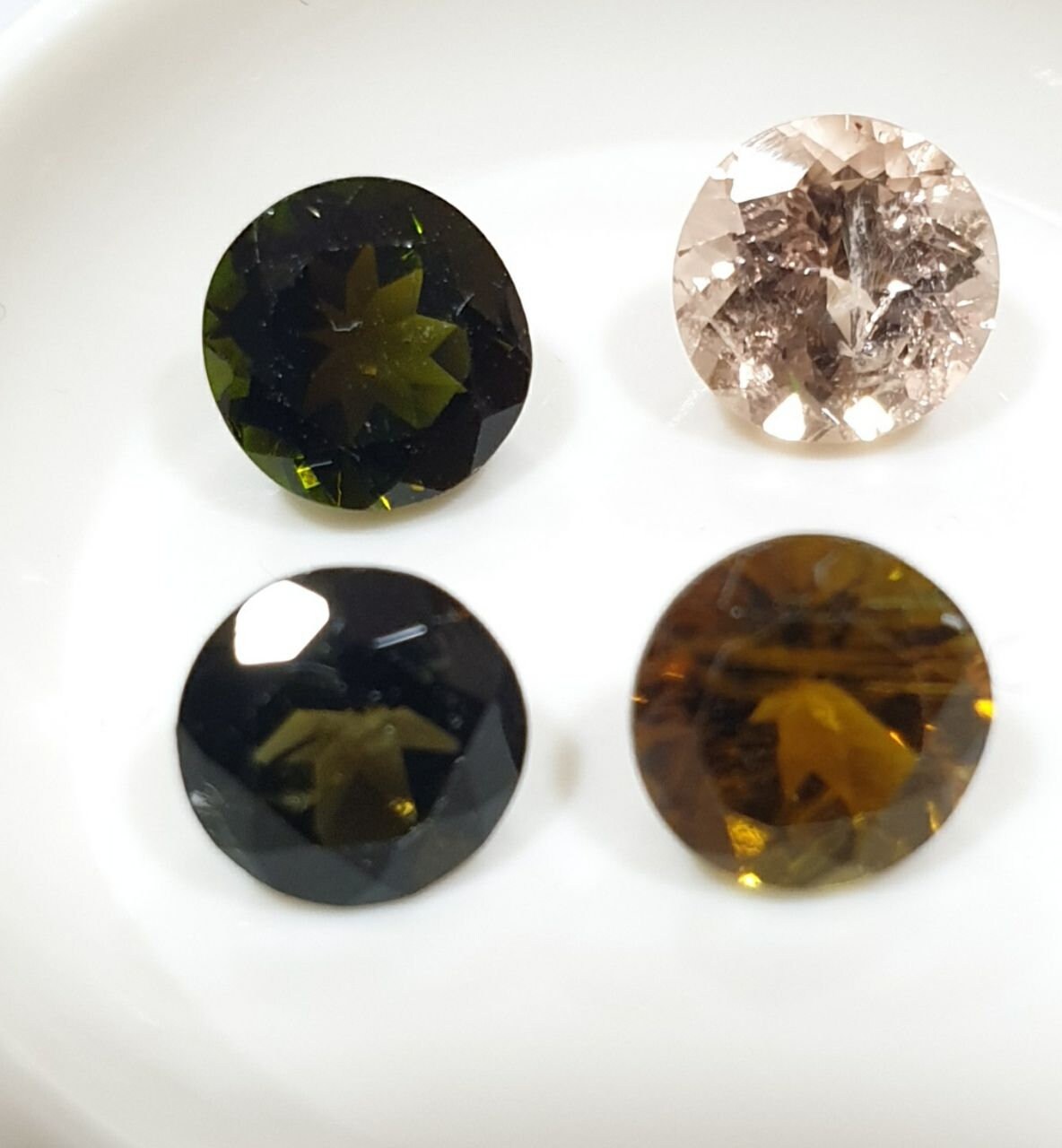 Lot de 4 tourmalines multicolores rondes à facettes de 7 mm - Rose, vert, brun - Pierres non traitées - Fournisseur de pierres précieuses en gros pour le bricolage - Pierres authentiques