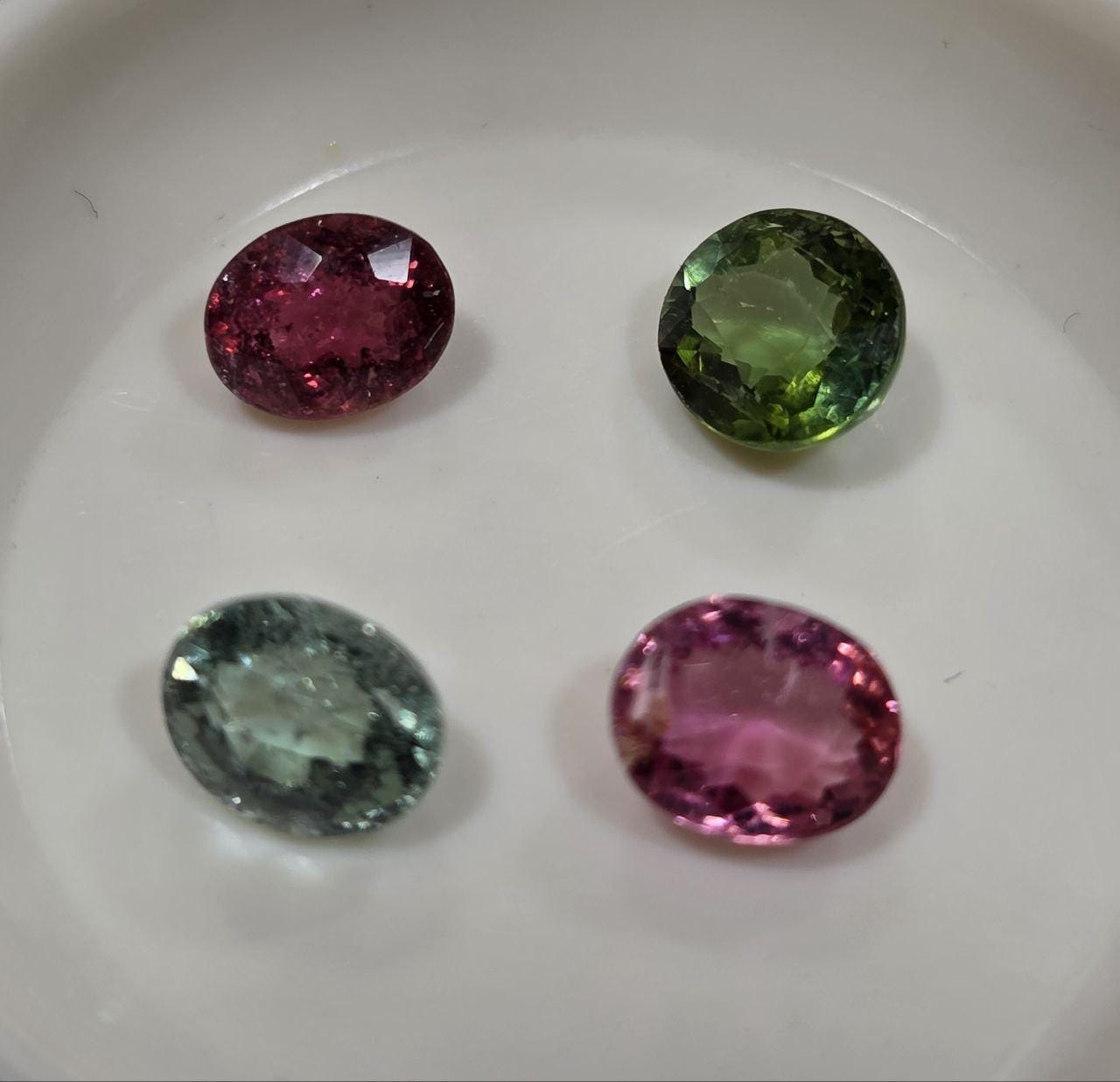 Lot de tourmalines multicolores ovales à facettes 6,6-5 x 6 x 4,8 mm (4 pièces) - Pierres précieuses en vrac - Prix de gros - Gemmes naturelles