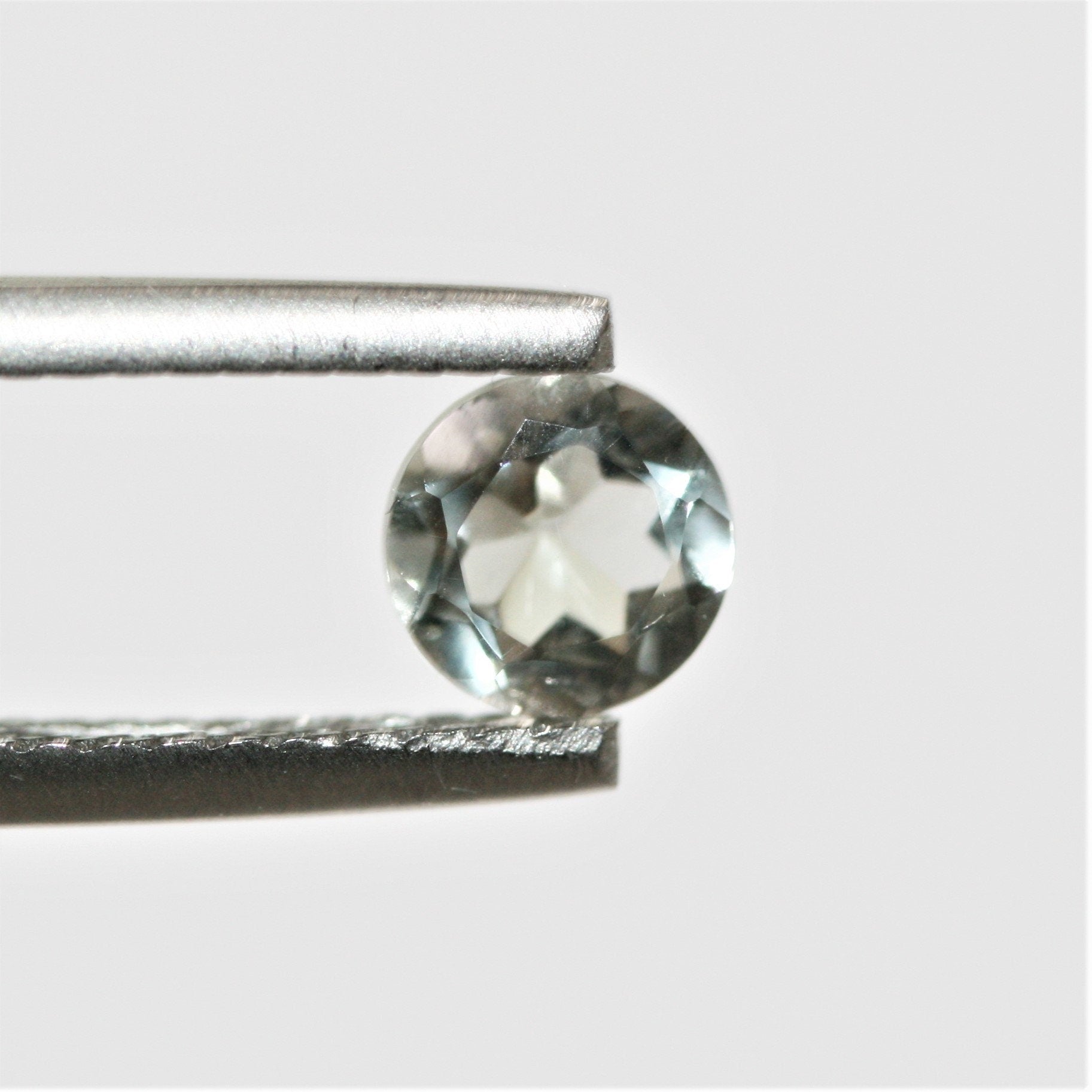 Lot de 12 pierres rondes à facettes de prasiolite de 5,5 mm.