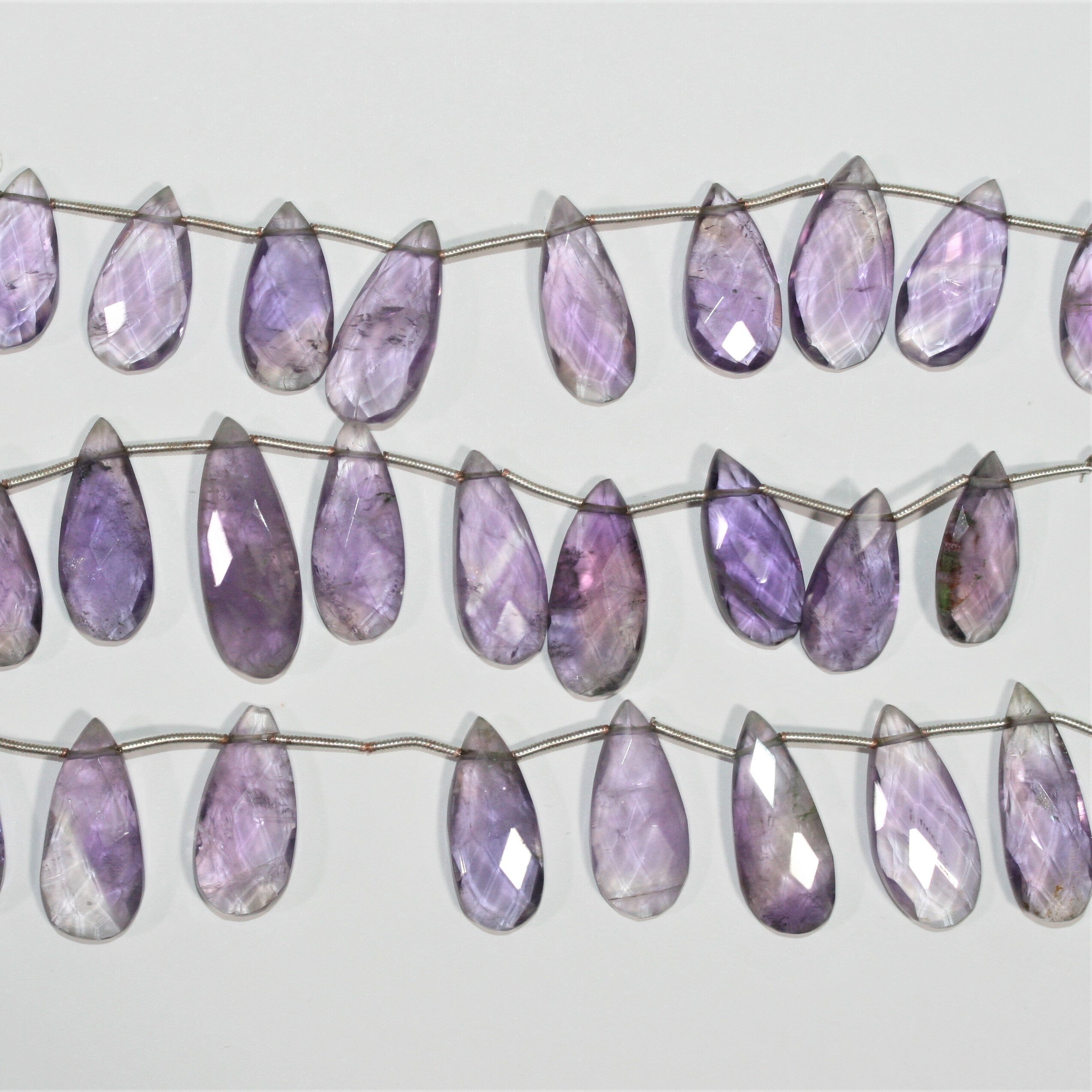 Cuentas de gota facetadas de amatista Santa de 7" de 25 x 12 mm. Aprox. - Hilo de 19 cm.