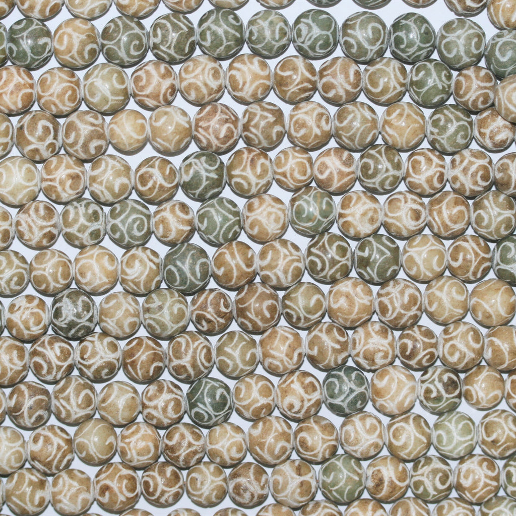 Perles rondes sculptées en jade 13 mm. - Fil de 130 cm environ.