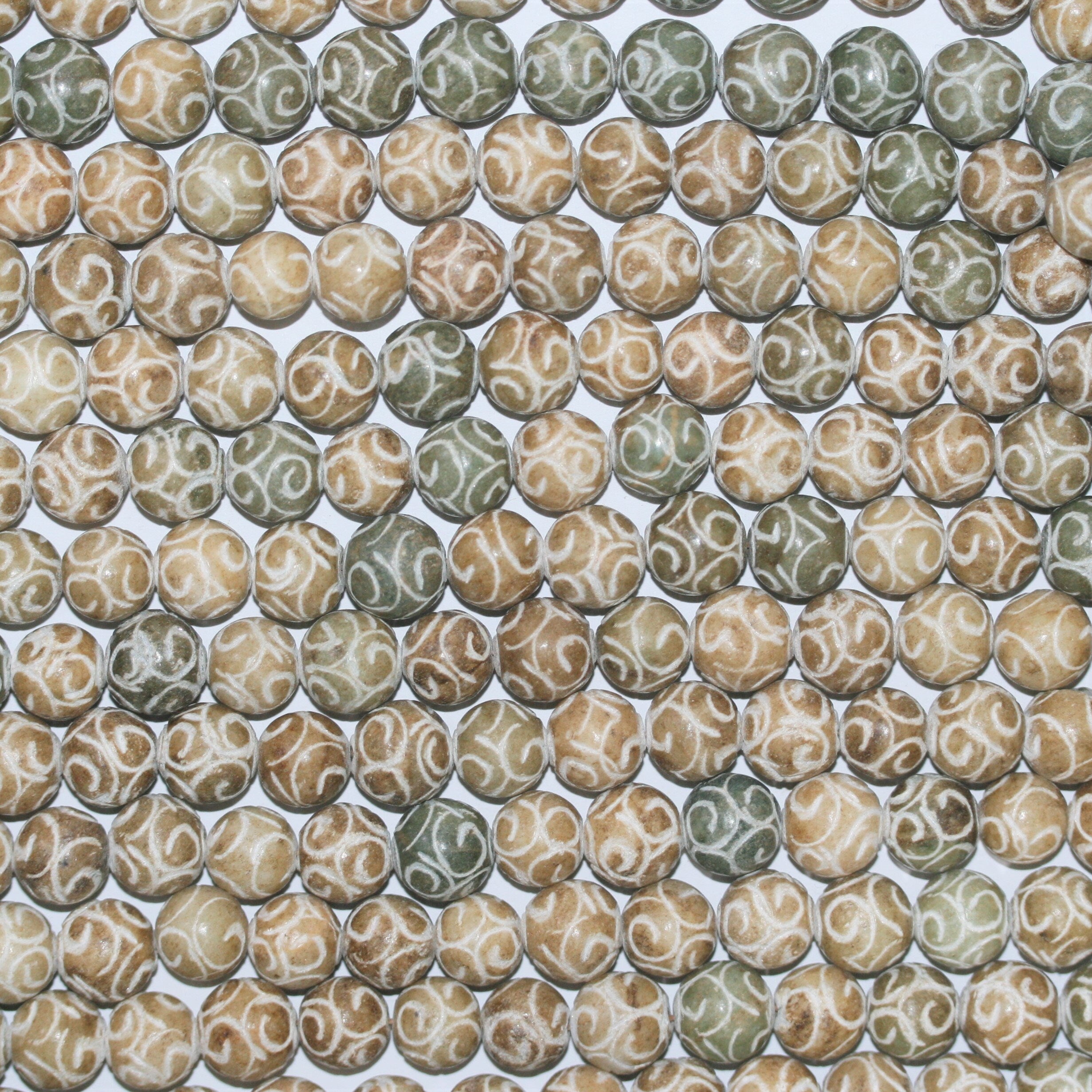 Perles rondes sculptées en jade 13 mm. - Fil de 130 cm environ.