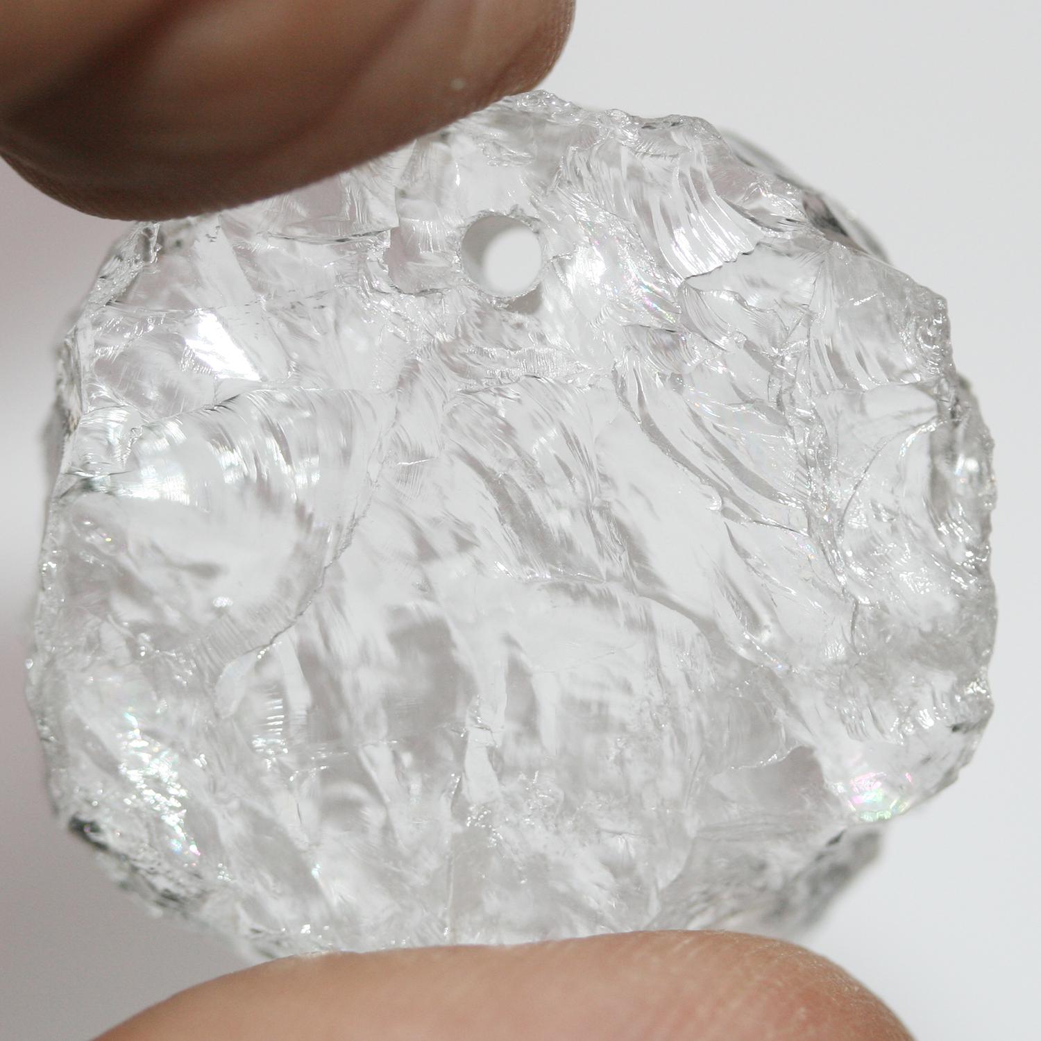 Pendentif rond en quartz cristal de roche non poli, 25-30 mm environ.