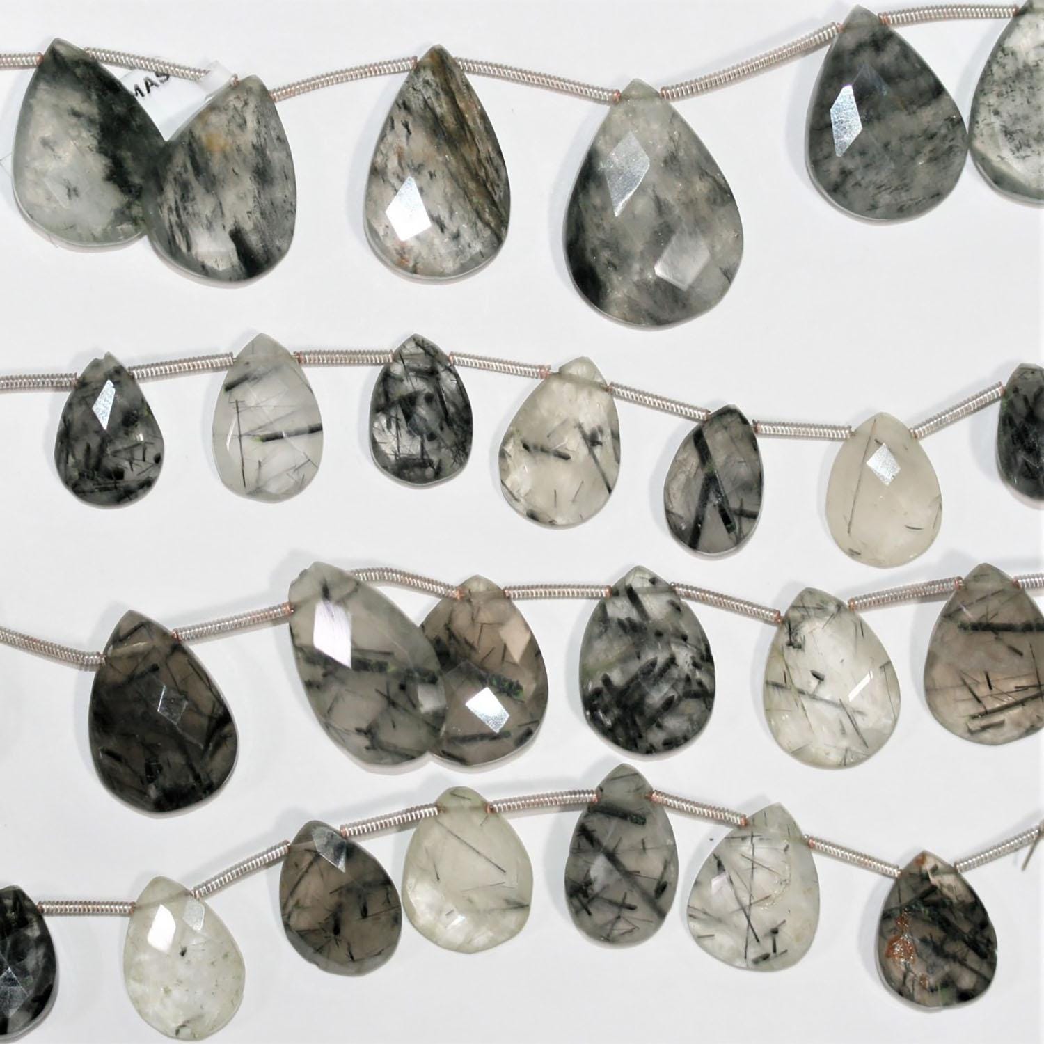 Cuentas de cuarzo turmalinado de 15 x 11 mm, facetadas y graduadas, de 24 x 17 mm. Longitud aproximada: 18 cm.