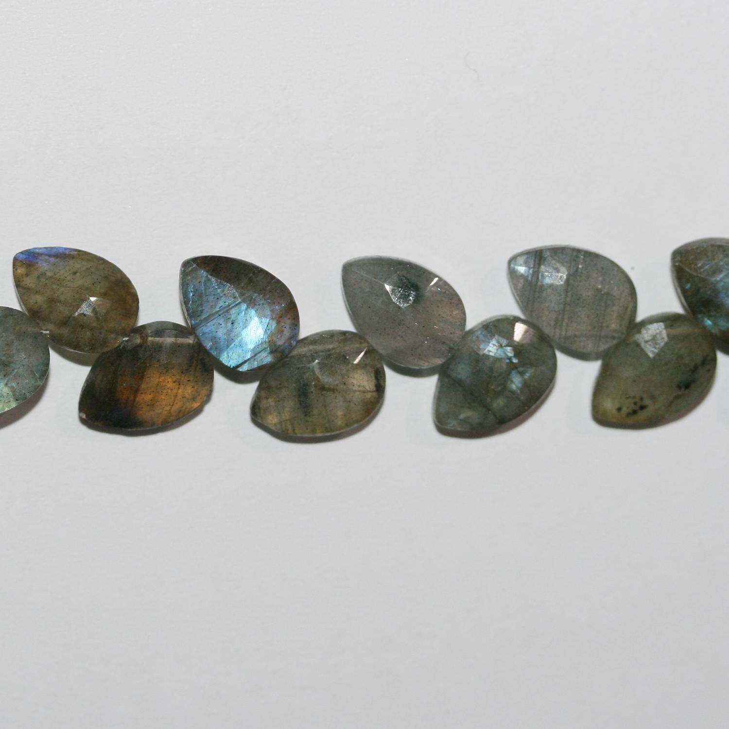 Perles en forme de goutte à facettes de Labradorite de 8 pouces, 10 x 6 mm - Fil de 20 cm.