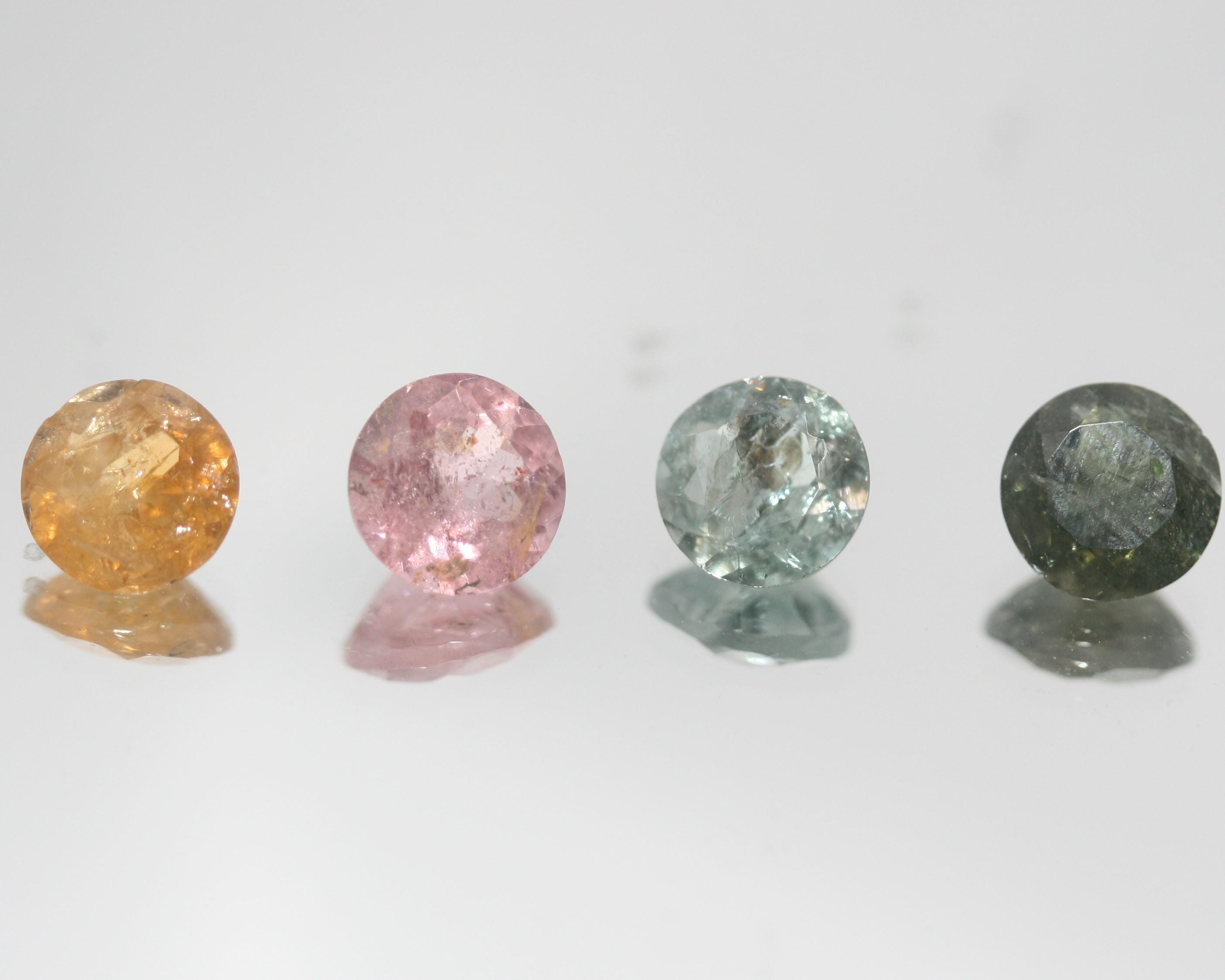 Lote de 4 turmalinas multifacéticas de 6 mm, redondas, sin tratar, de corte redondo, rosa, verde, amarillo y gris. Gemas al por mayor, bricolaje. Piedras auténticas.