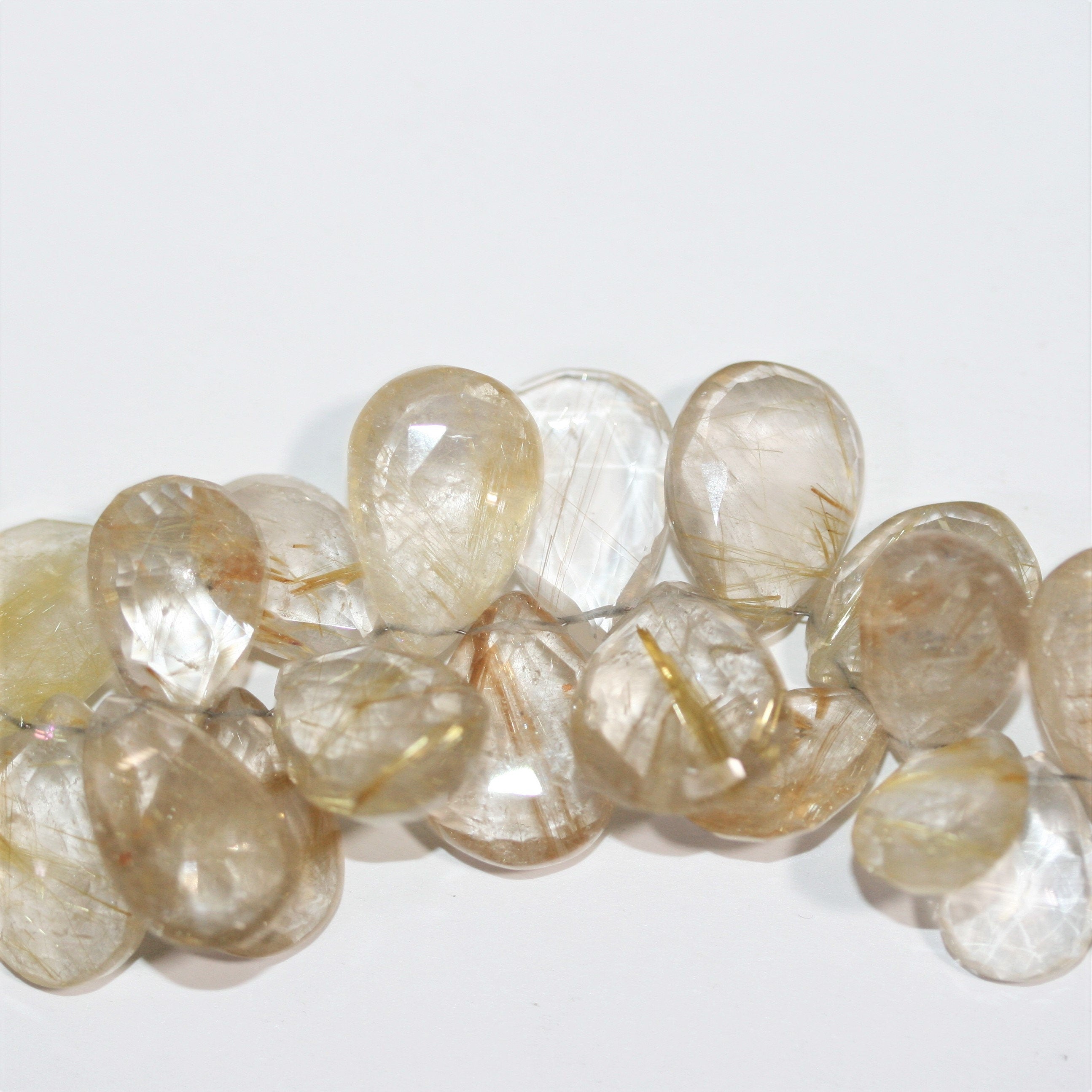 Perles en quartz rutile St de 8 pouces, à facettes graduées de 15 à 20 mm. Longueur du fil : environ 21 cm.