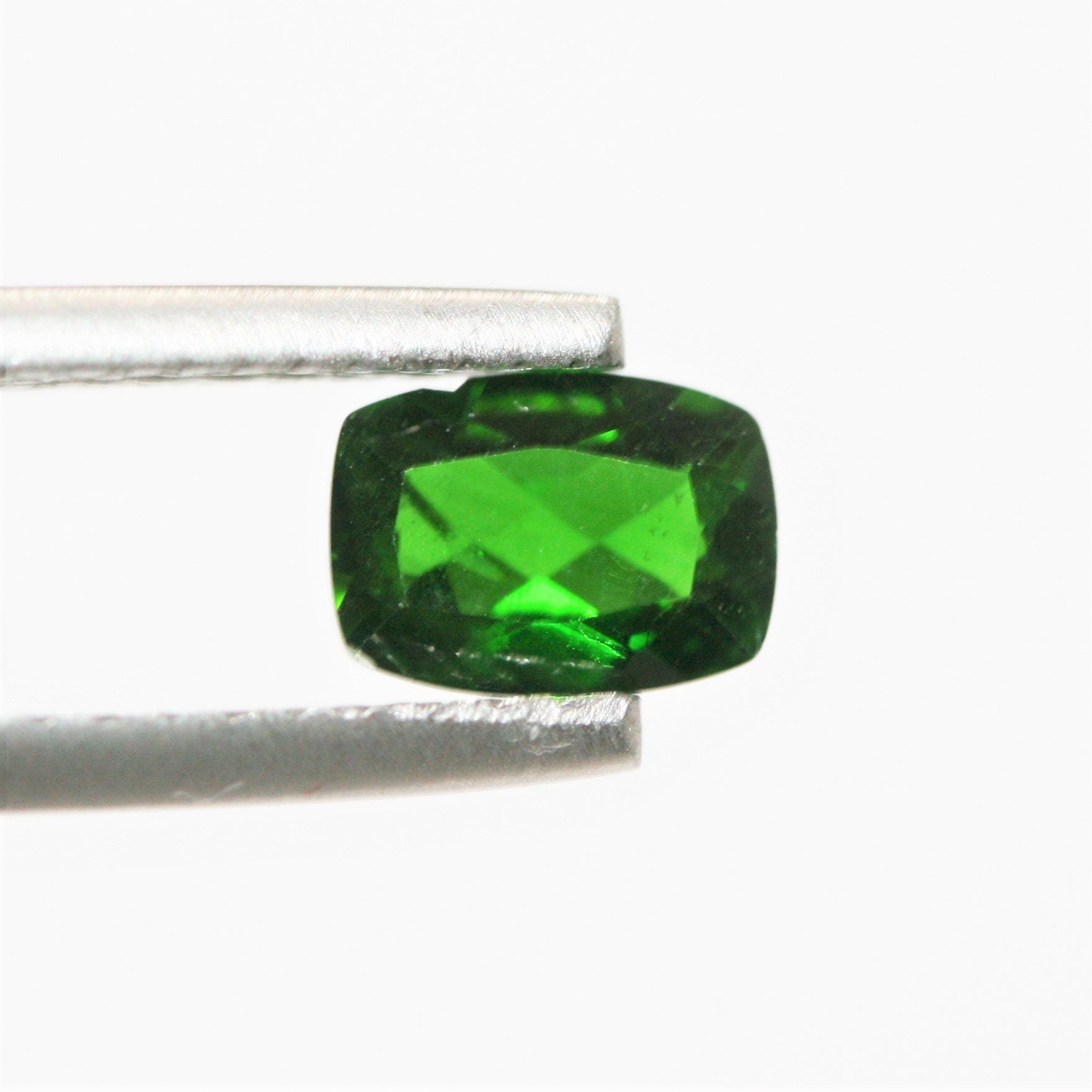 Lote de 4 facetas rectangulares de diópsido cromado de 7x5 mm.