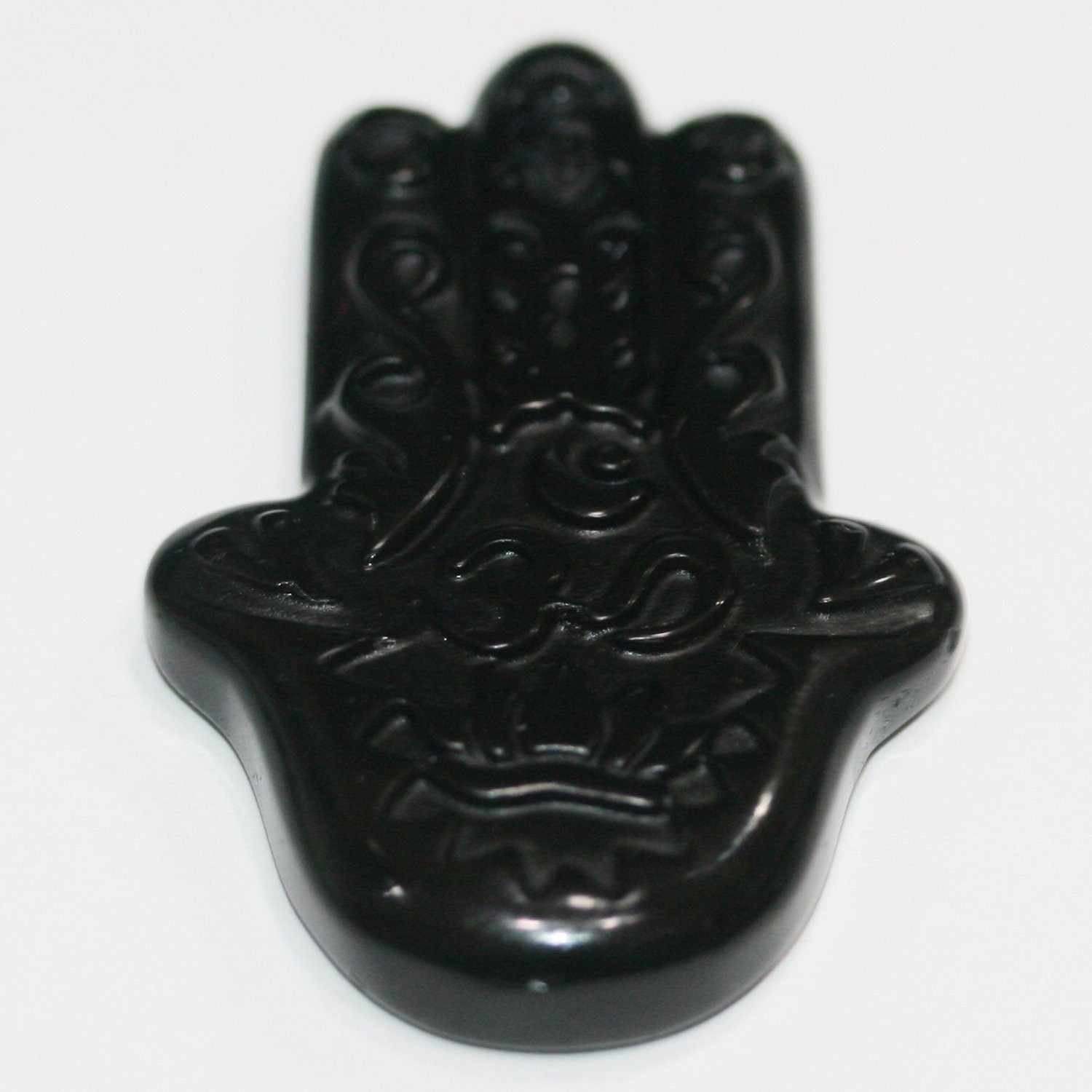 Pendentif Fatima en obsidienne, 53 x 33 mm.