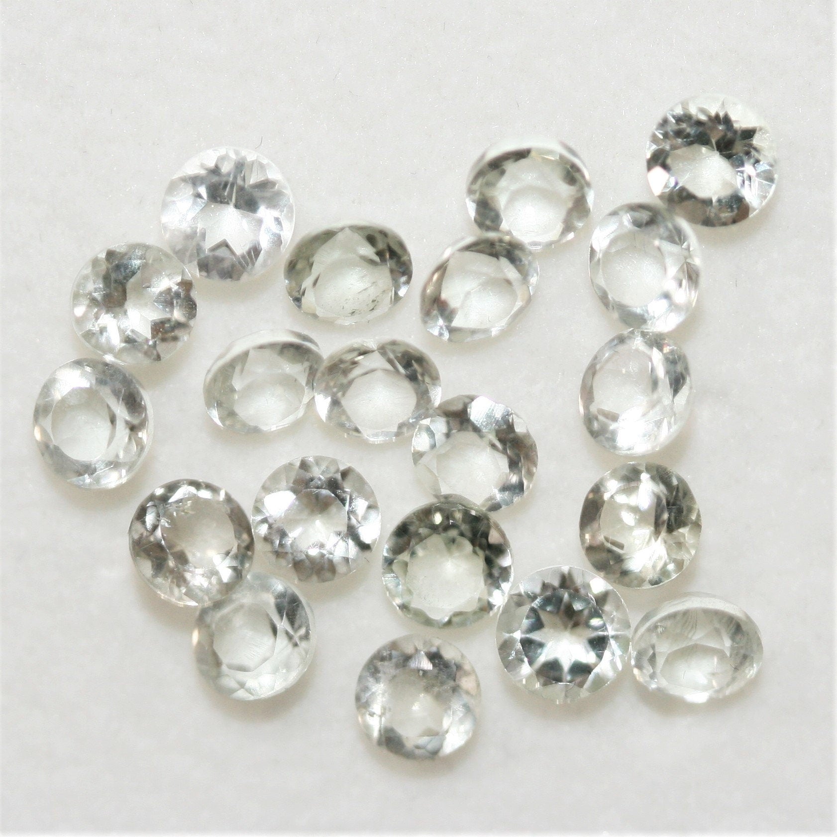 Lot de 20 pierres rondes à facettes de prasiolite de 4 mm.