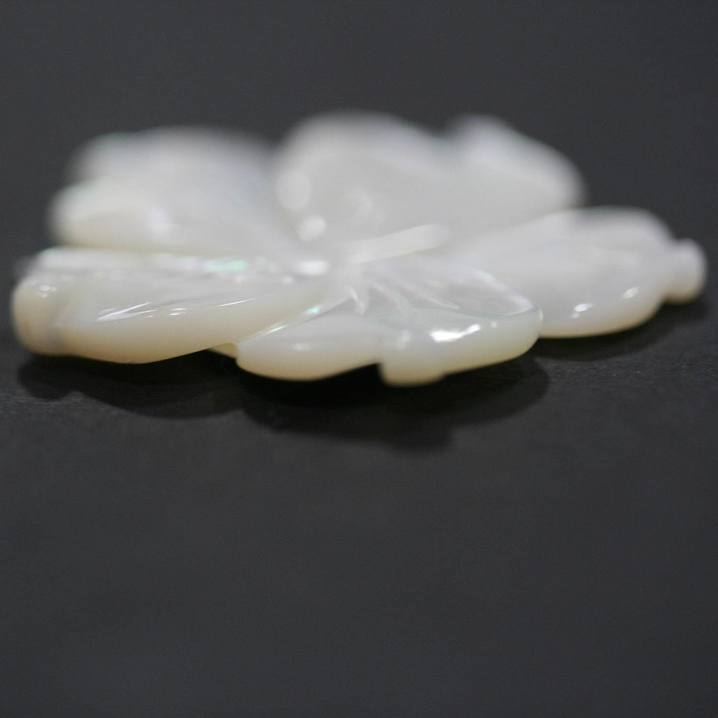 Pendentif fleur sculptée en nacre 30 mm - Réf. 14836