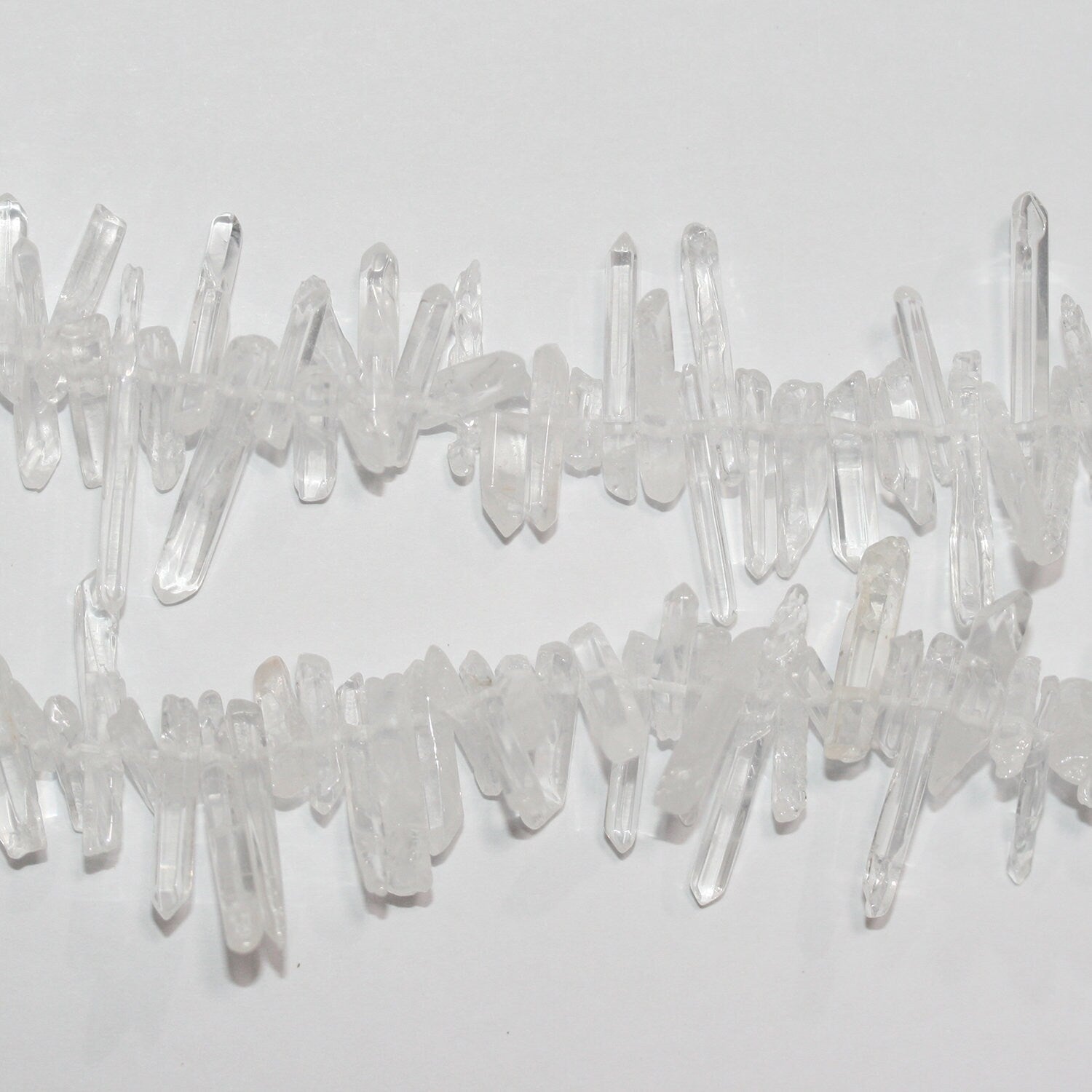 Perlas de cristal de roca de cuarzo sin pulir de 16", 25-18 x 5 mm, aprox., hilo de 40 cm.