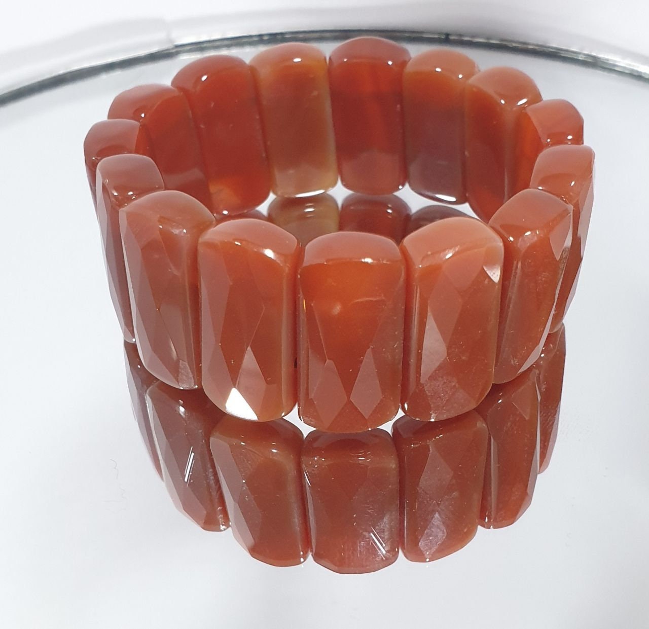 Pulsera elástica de ágata cornalina de 25 x 12 mm con cuentas facetadas. Proveedor de joyas con cuentas de doble perforación. Poder curativo.