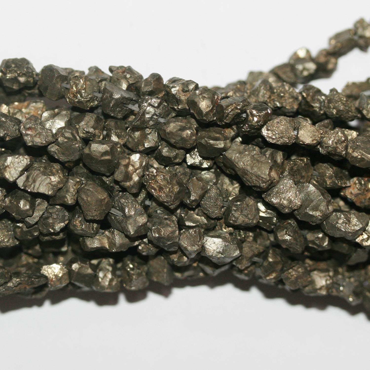 Perles de pyrite naturelle lisses non polies de 15 pouces, 6-7 mm environ - Fil de 39 cm.