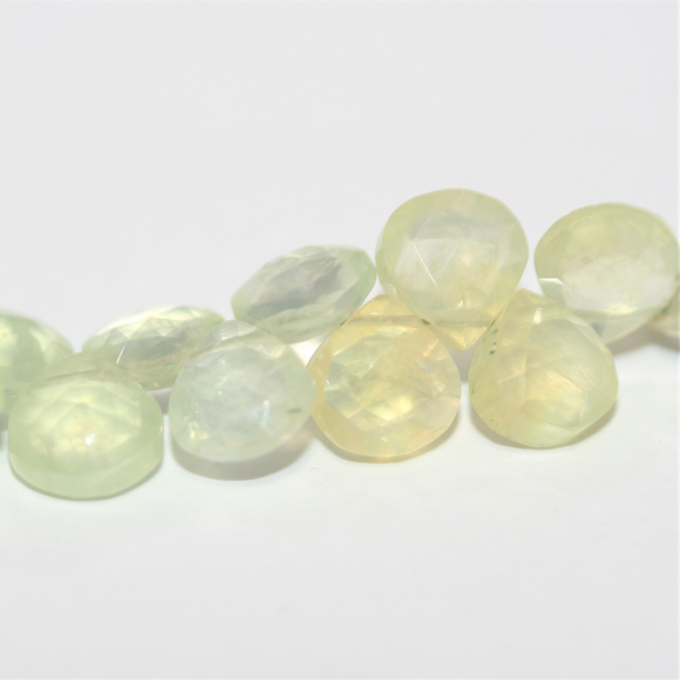 Perles en forme de goutte à facettes en préhnite de 8 pouces, 7 x 8 mm. - Fil de 20 cm.