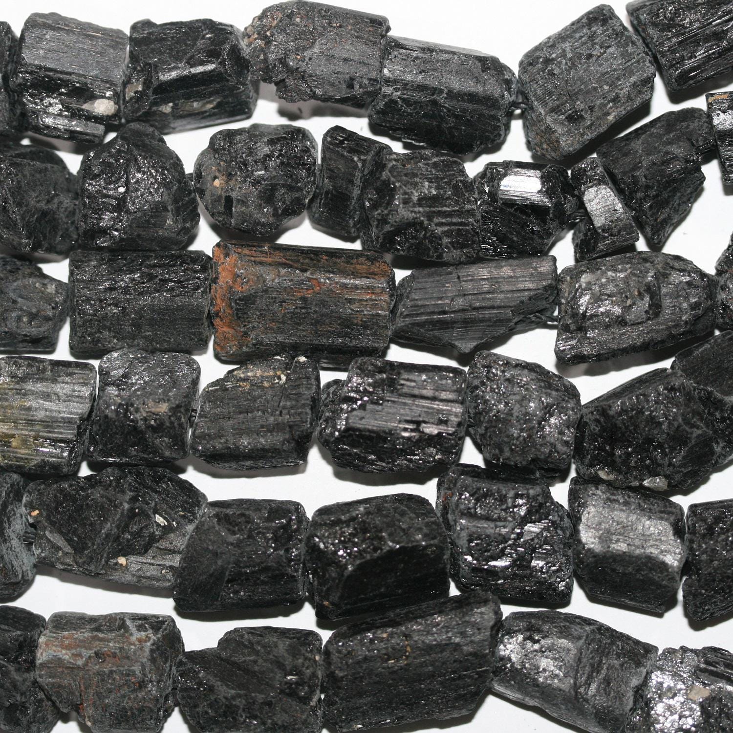 Cuentas de turmalina negra sin pulir de 16", 18 x 14 mm. Aprox. - Hilo de 40 cm.