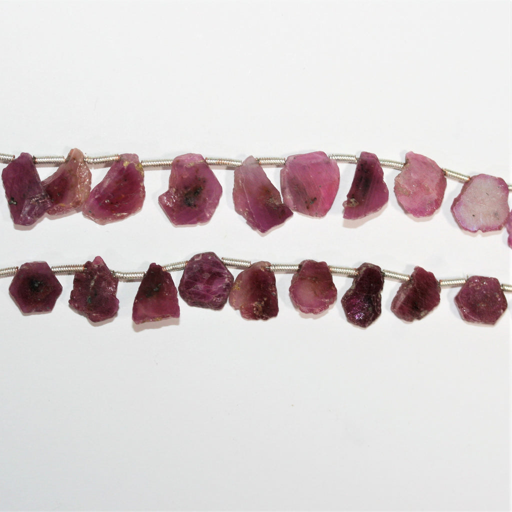 Perles de rubis plates irrégulières de 8 pouces (7-11 mm). Longueur du fil : environ 20 cm.