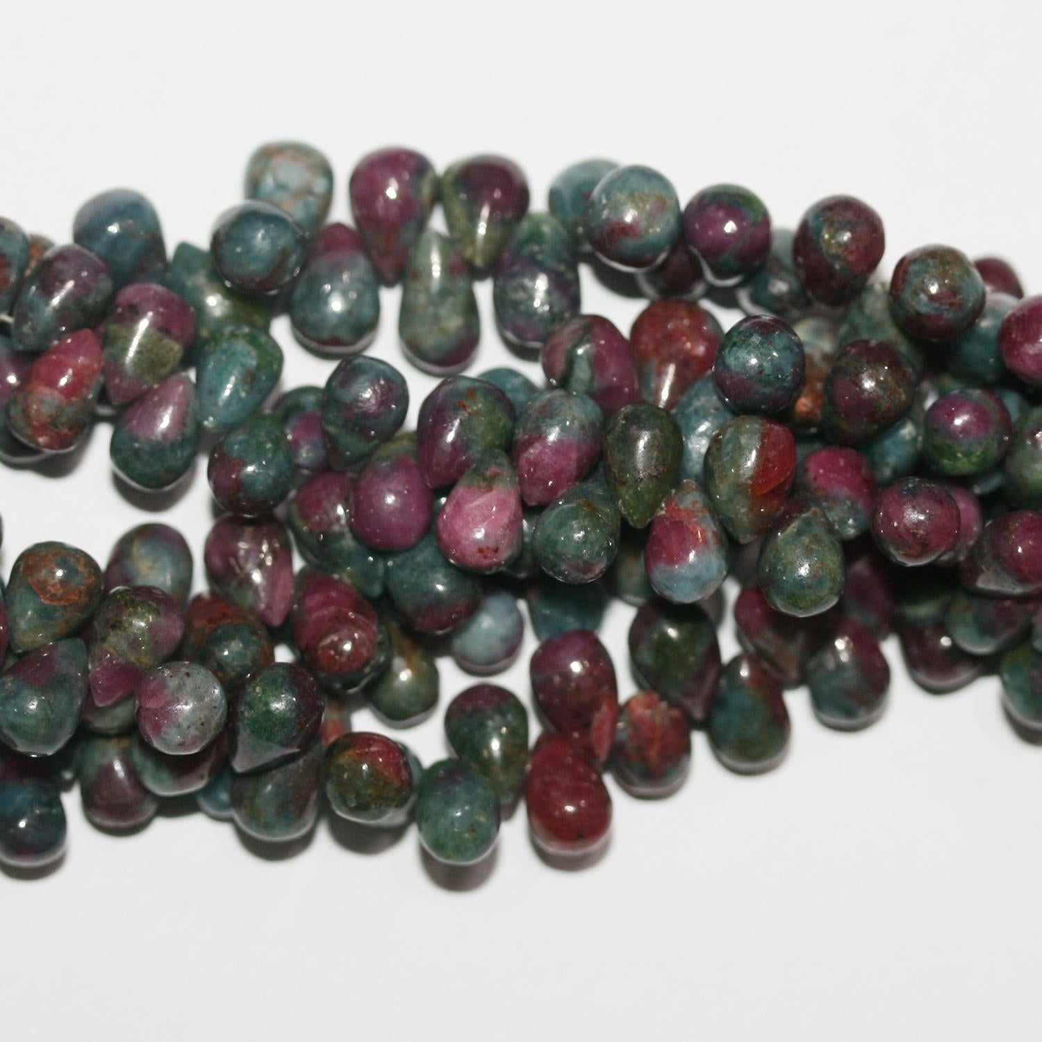 Perles en zoïsite St Ruby lisses en forme de goutte, 8 x 5 mm - Fil de 20 cm.