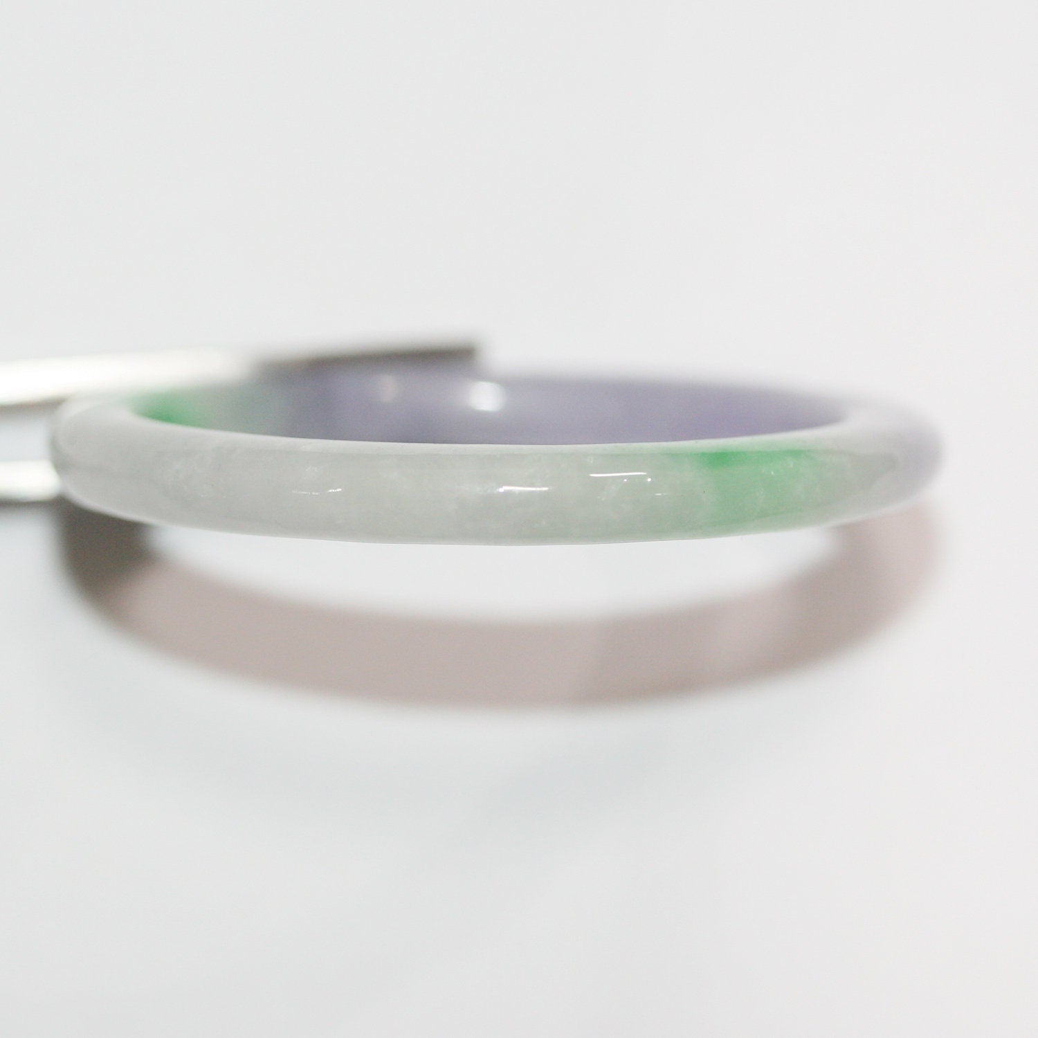 Pendentif en jade multicolore 52 mm environ.