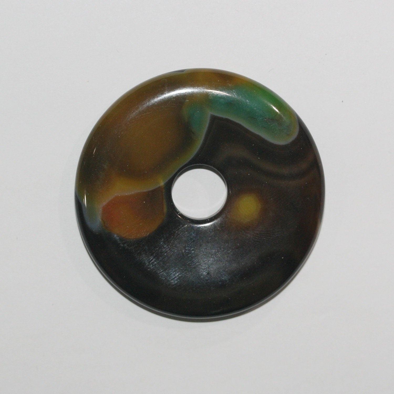Pendentif rond lisse en agate multicolore 52 mm.
