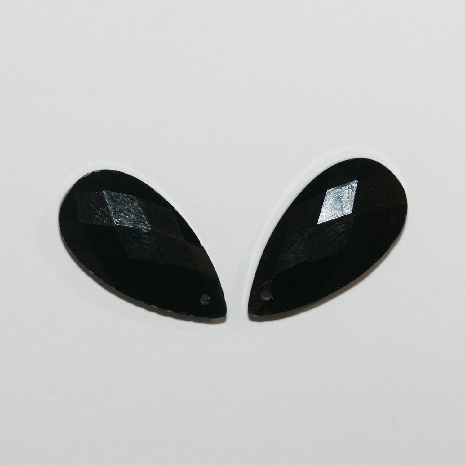 Pendentif en obsidienne facettée en forme de goutte 25x13mm.( 1 paire )