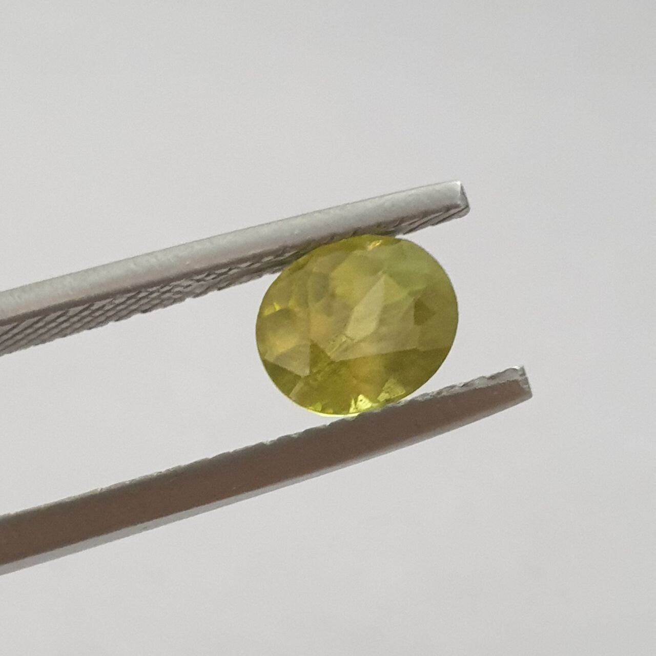Titanita Esfena Verde Talla Ovalada 7,5x6,5mm 1,69 ct - Lote de Dispersión Natural