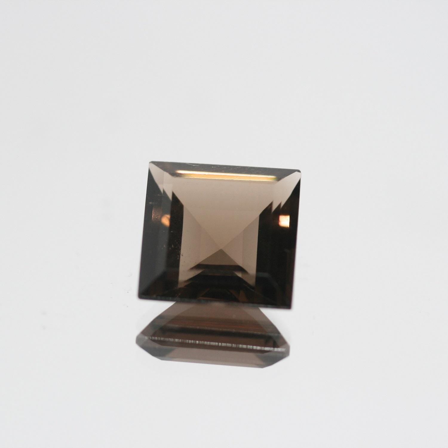 Lot de 4 pierres carrées à facettes en quartz fumé de 10 mm.