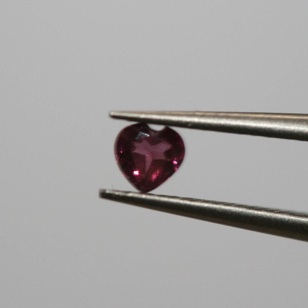 Lote Granate Rodolita Corazón Facetado 3mm.- (5CT).