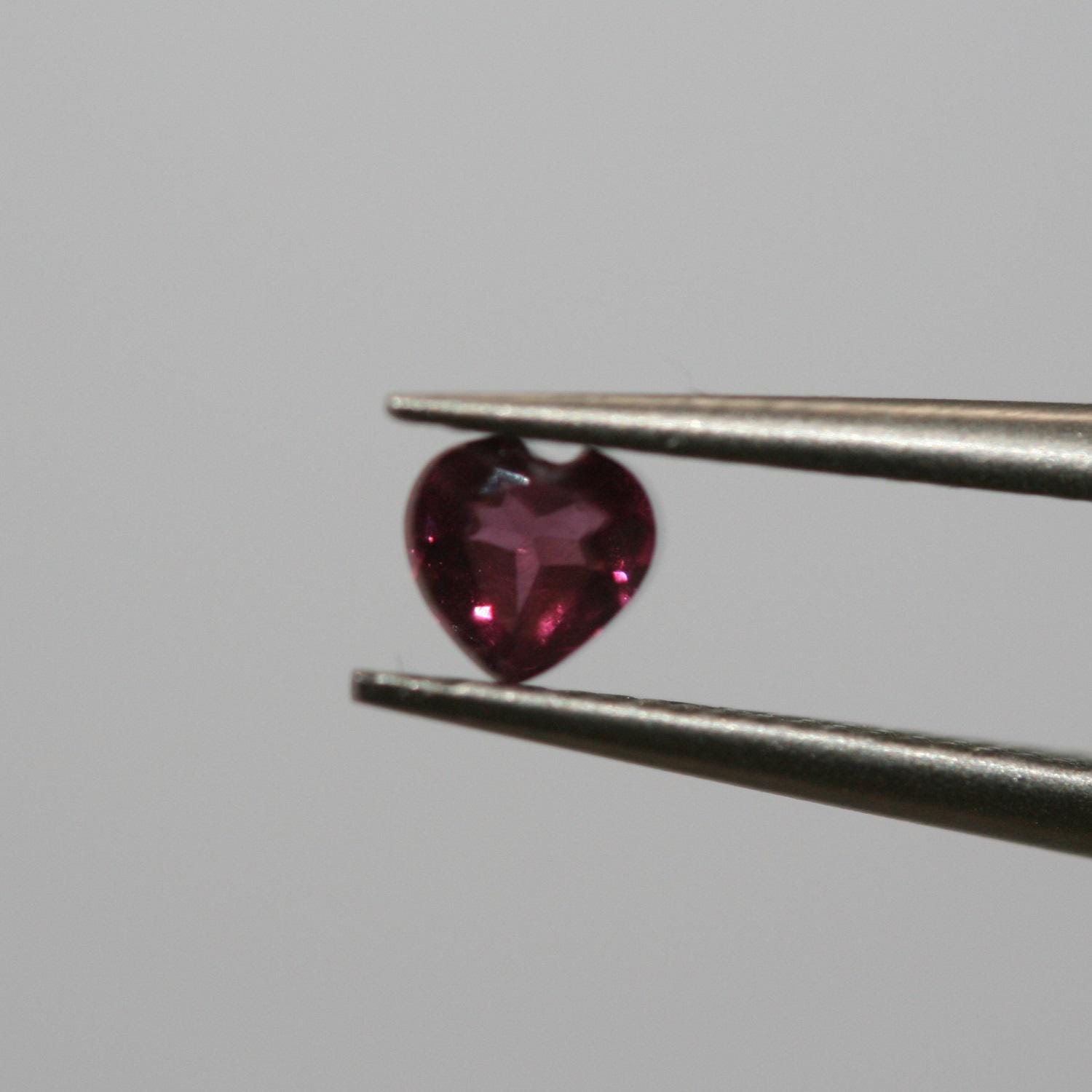Lot de grenat rhodolite facetté en forme de cœur 3 mm .- (5CT) .
