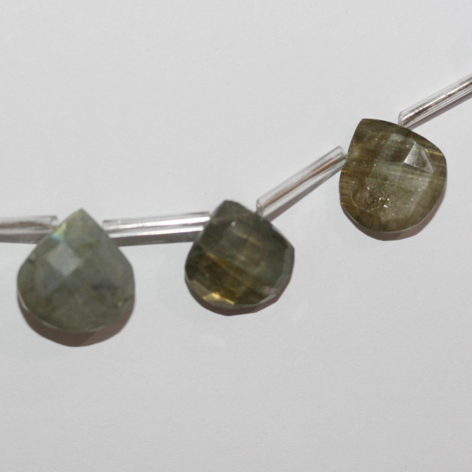 Perles en forme de goutte à facettes graduées en Labradorite de 8 pouces (13-18 mm). Longueur approximative du brin : 21 cm.