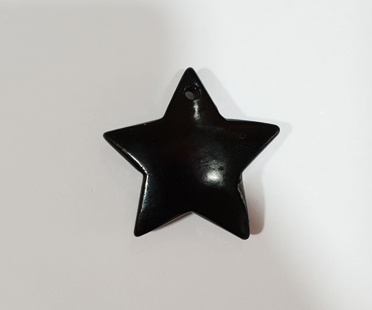 Pendentif étoile en lignite noir de jais naturel avec trou 35 mm - Pierre précieuse naturelle - Grossiste en pierres précieuses - Pierres précieuses de qualité